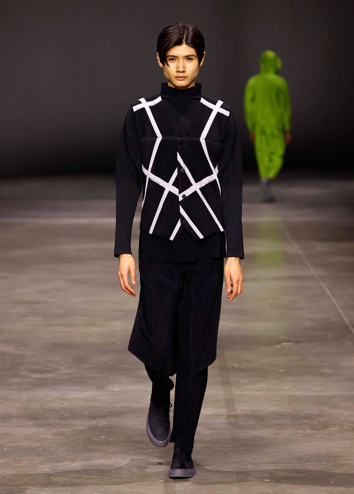 HOMME PLISSÉ ISSEY MIYAKE 23ss vase 2023年春夏シーズンスタートのお知らせ – isseymiyake.com