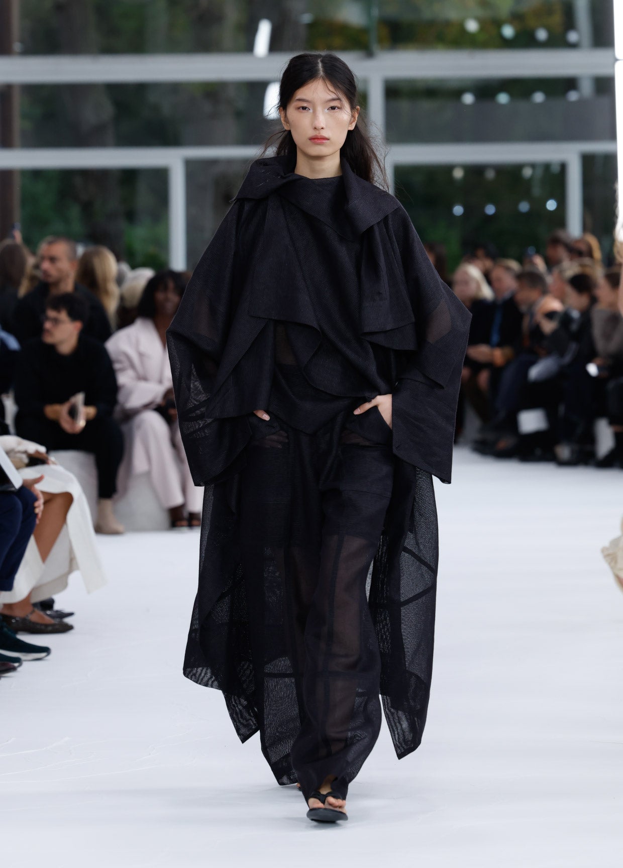 ISSEY MIYAKE デニムフリルベスト 02(S) ISSEY MIYAKE SPRING SUMMER 2025 COLLECTIONS 41 – ISSEY MIYAKE