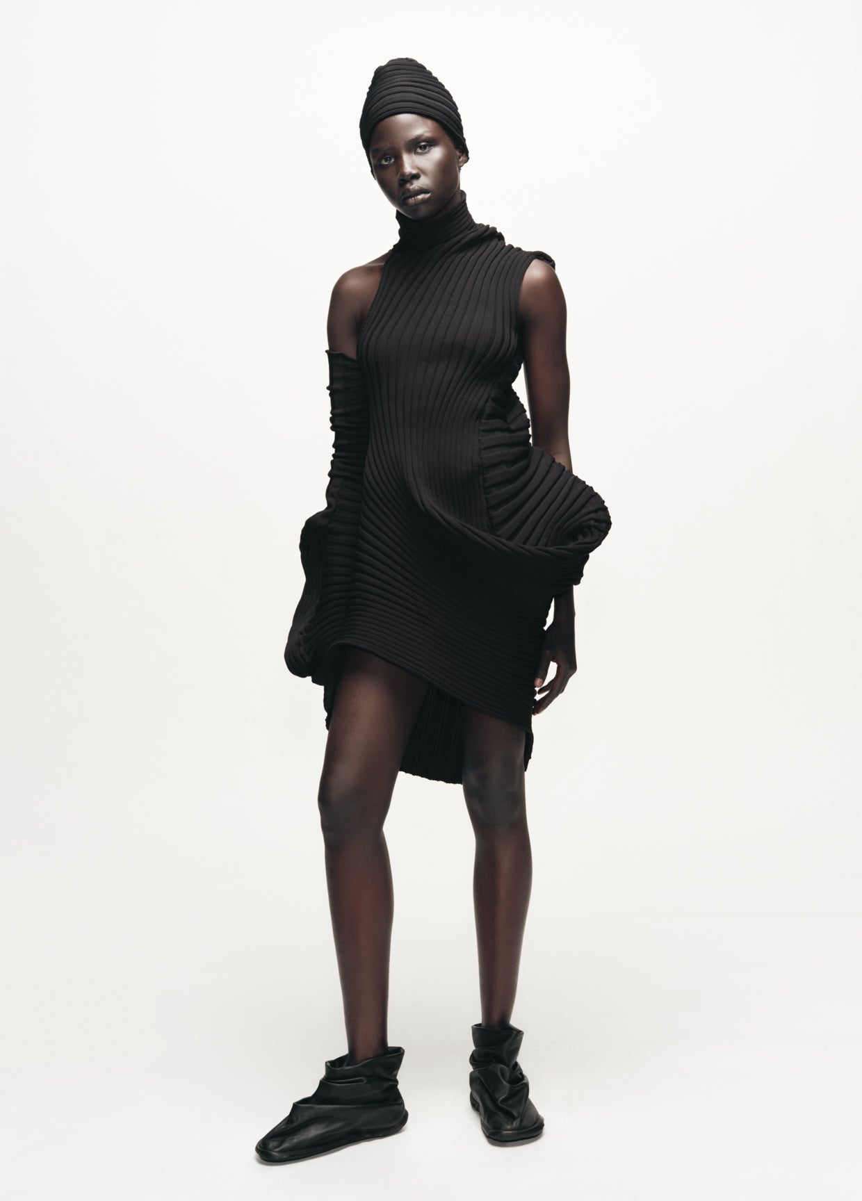 ISSEY MIYAKE ノースリーブチュニック ブラック LAMP SHADE – isseymiyake.com