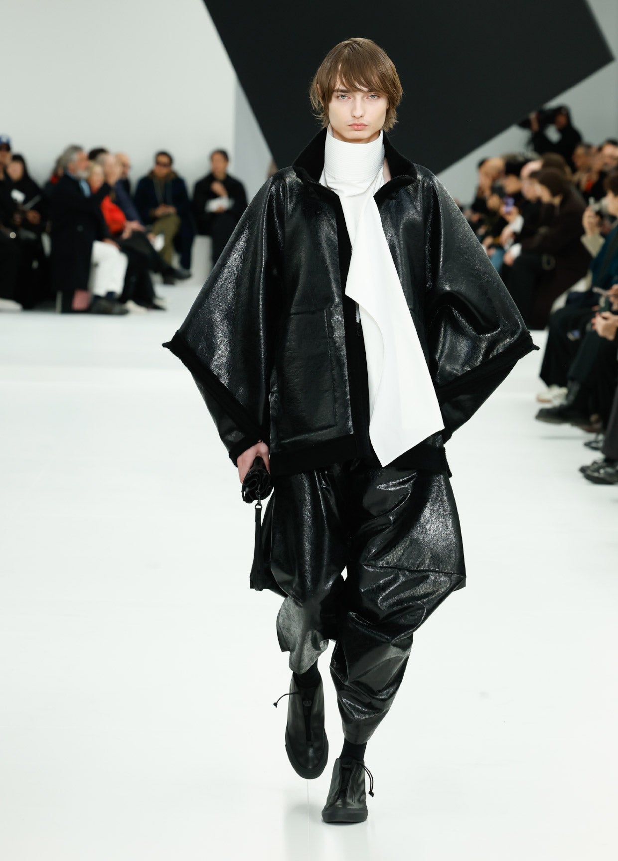 ISSEY MIYAKE ポンチョ　ブラック　ホワイト IM MEN AUTUMN WINTER 2025/26 COLLECTION 12 – ISSEY MIYAKE ONLINE STORE