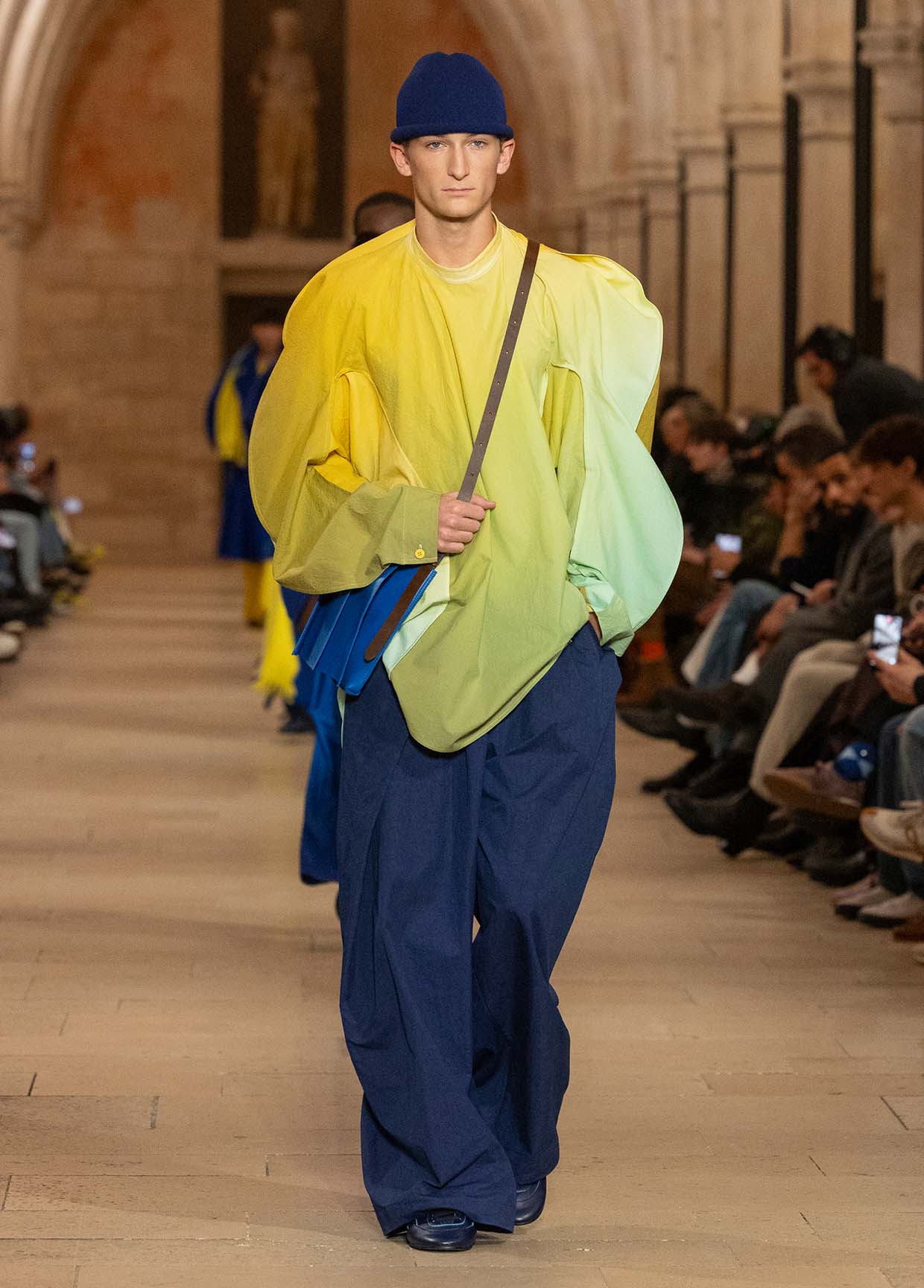 ISSEY MIYAKE プリーツトップス マスタード IM MEN AUTUMN WINTER 2026/27 COLLECTION 38 – ISSEY MIYAKE ONLINE STORE