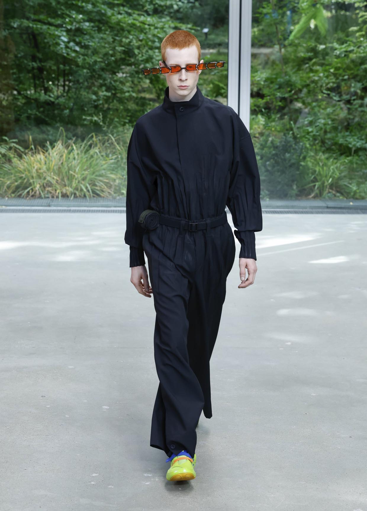 ISSEY MIYAKE immen HIDING ジャケット ブラック IM MEN SPRING SUMMER 2026 COLLECTION 32 – ISSEY MIYAKE