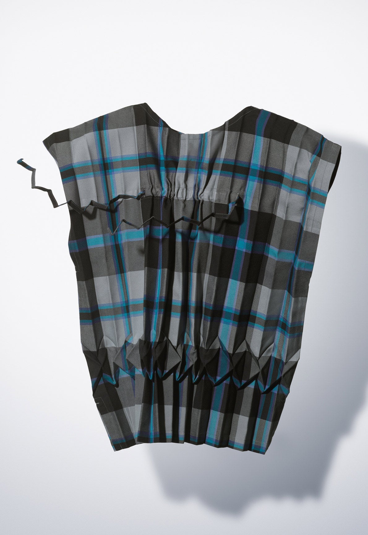 me ISSEY MIYAKE CATALOG AW25 31 – ISSEY MIYAKE ONLINE STORE