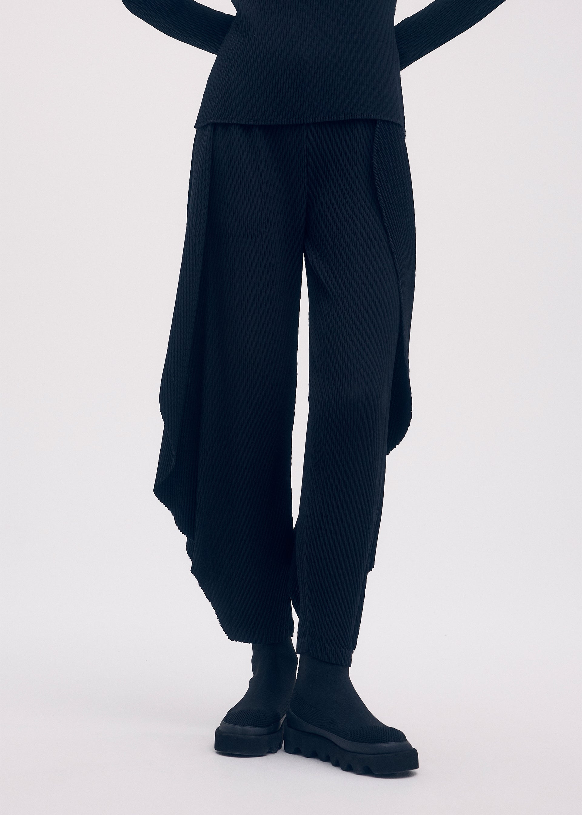 ORBICULAR PLEATS