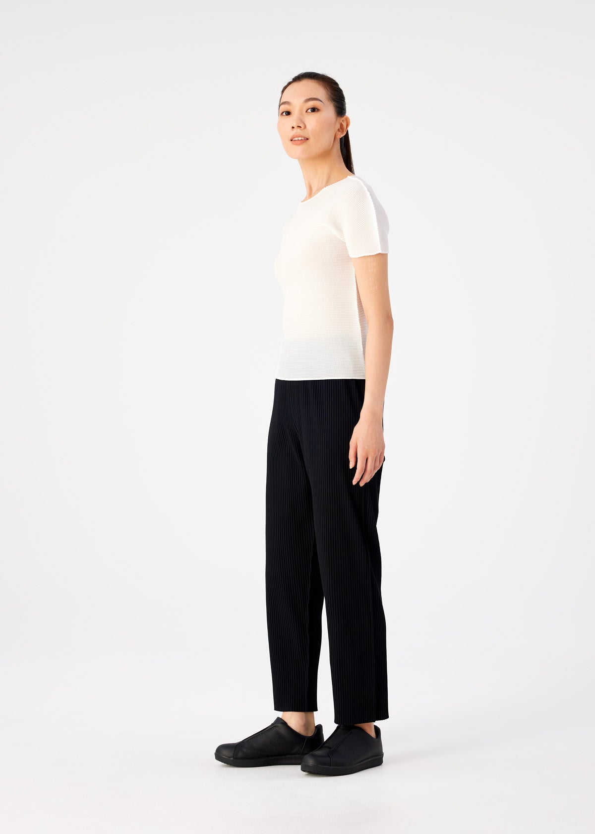 FINE KNIT PLEATS BLACK PANTS view 4 of 6