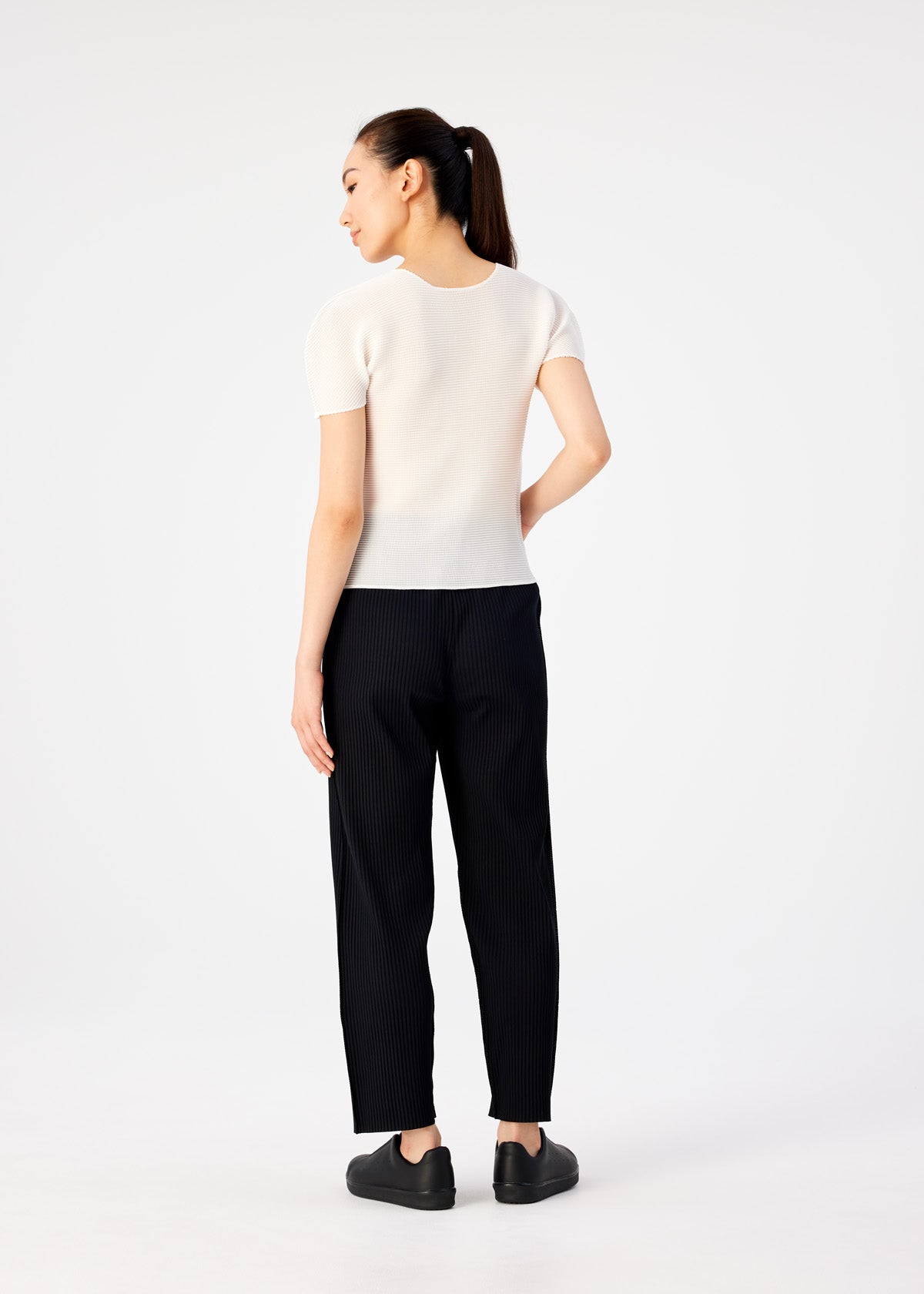 Zoomed view FINE KNIT PLEATS BLACK PANTS