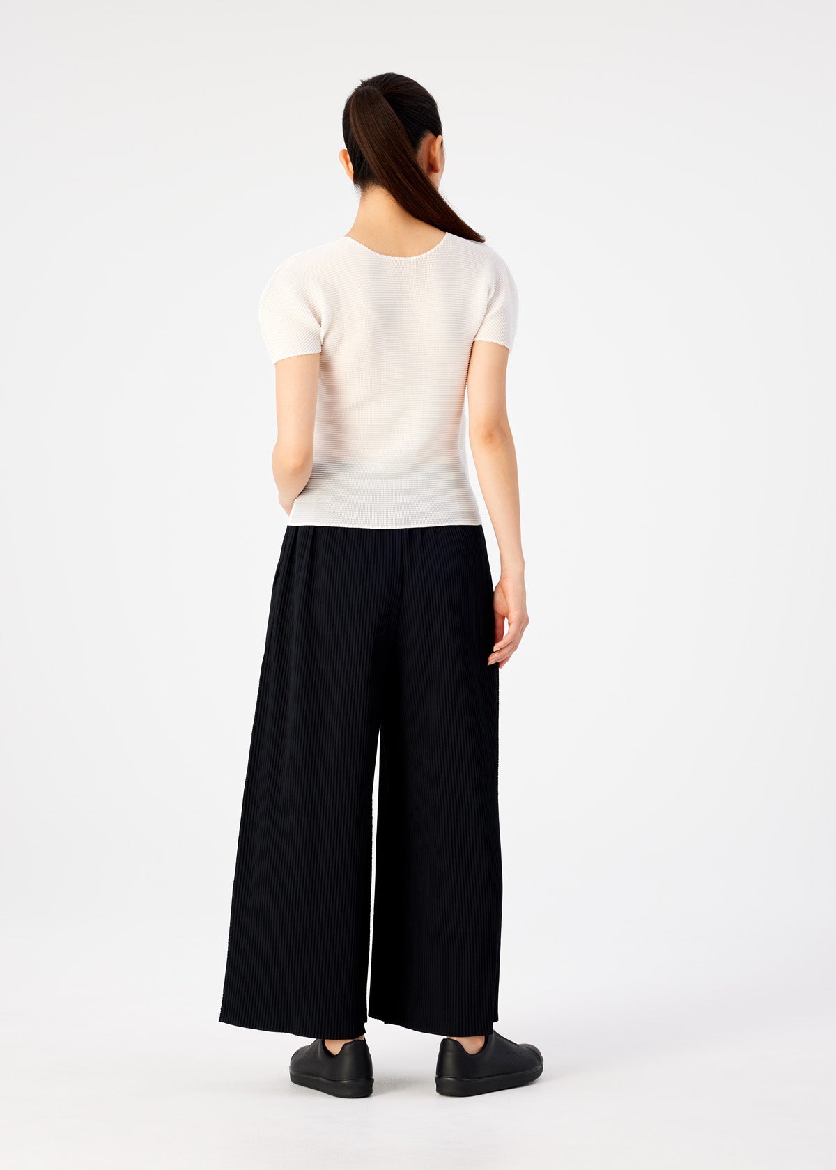 FINE KNIT PLEATS BLACK PANTS view 4 of 5