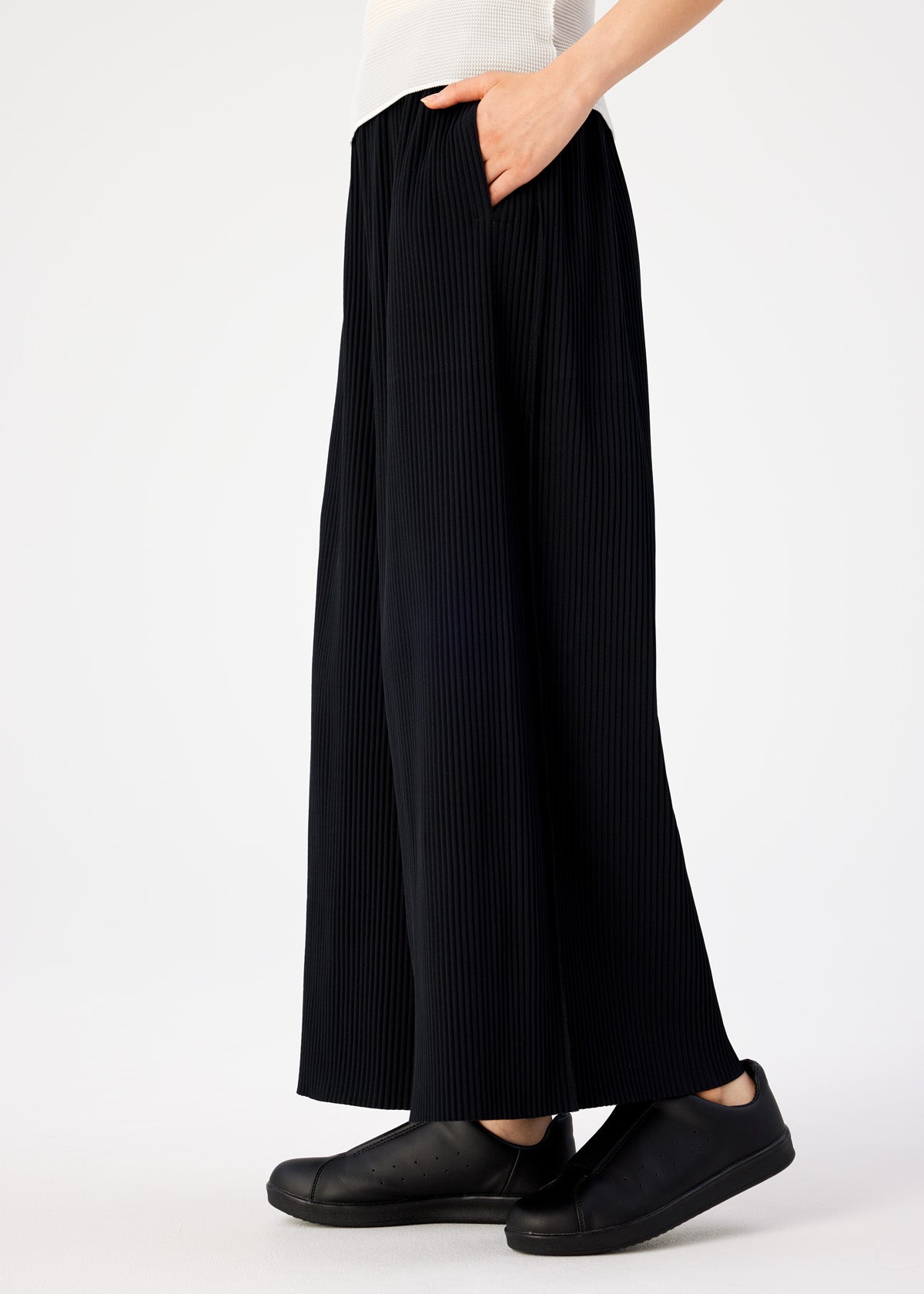 Zoomed view FINE KNIT PLEATS BLACK PANTS