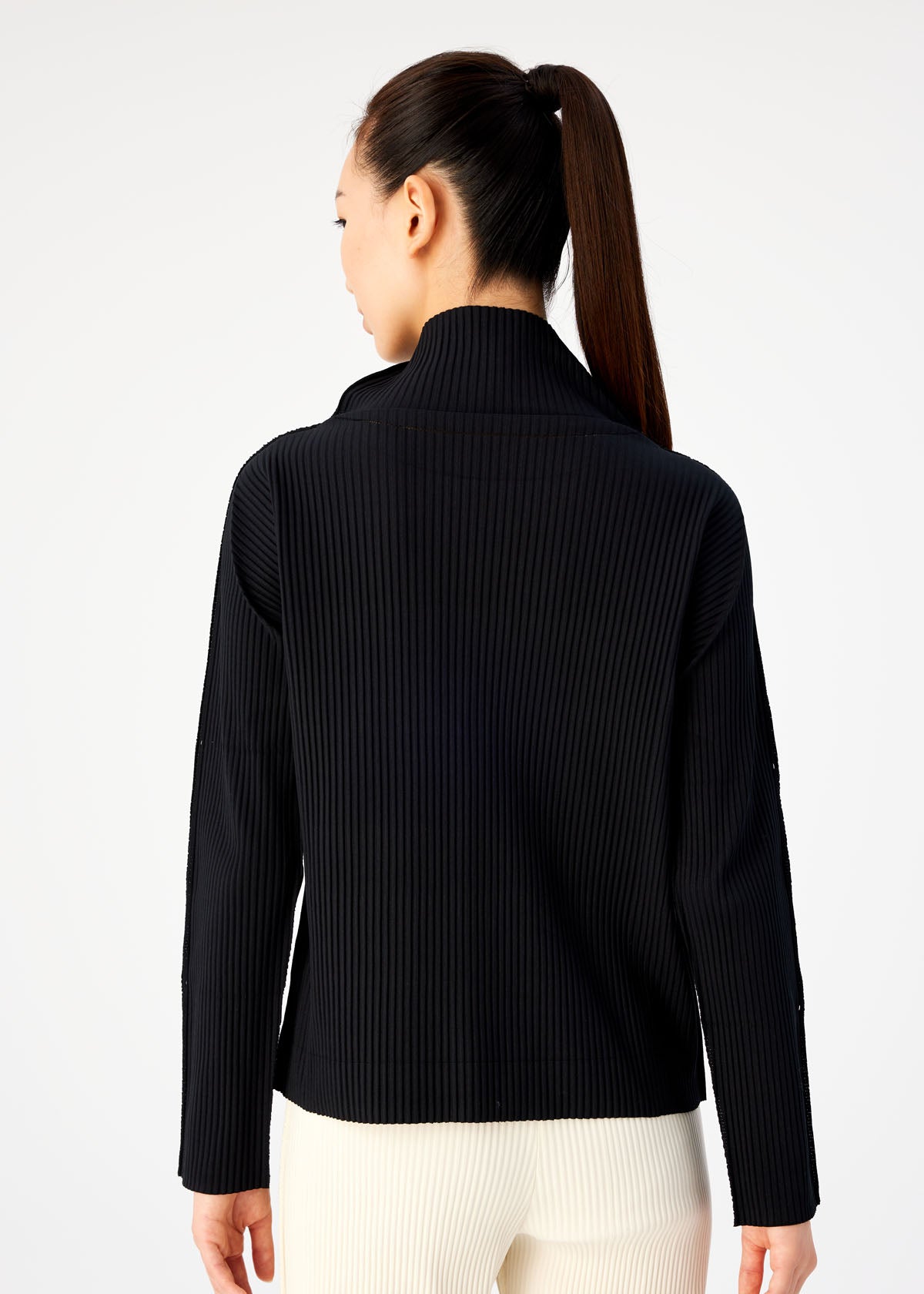 Zoomed view FINE KNIT PLEATS BLACK TOP