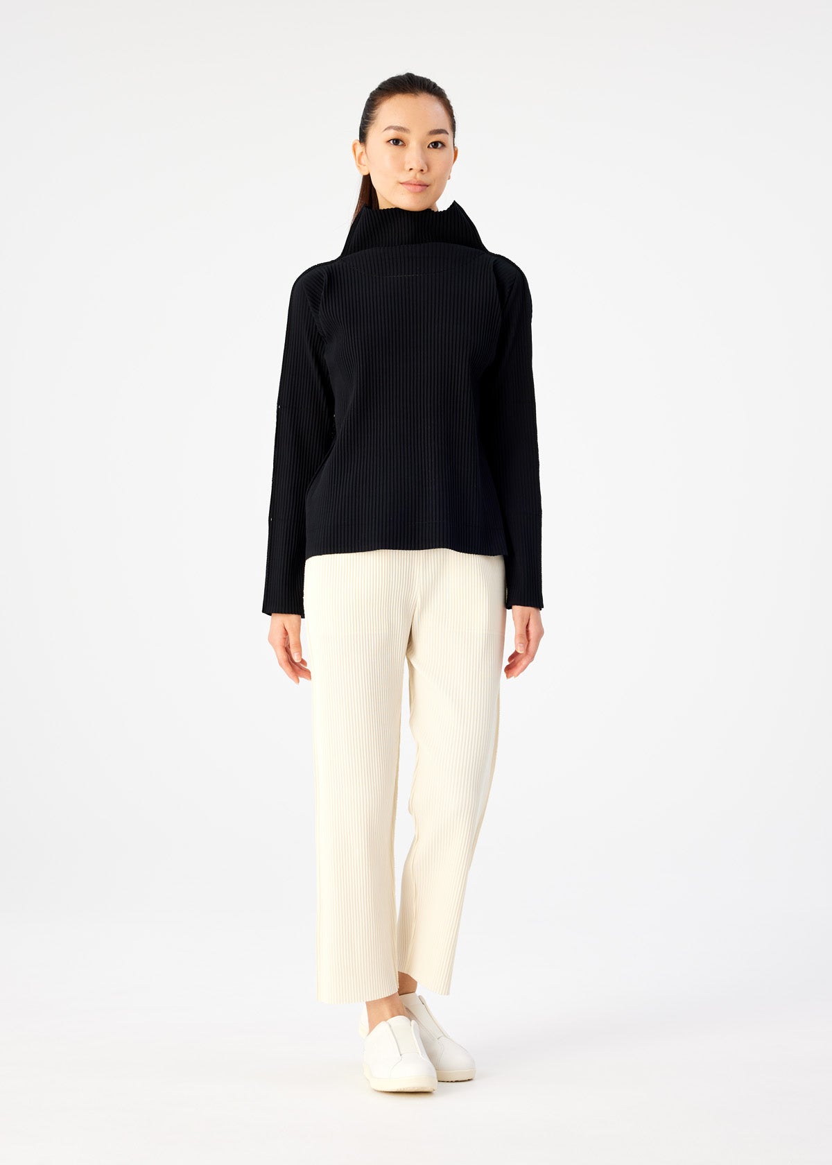 Zoomed view FINE KNIT PLEATS BLACK TOP
