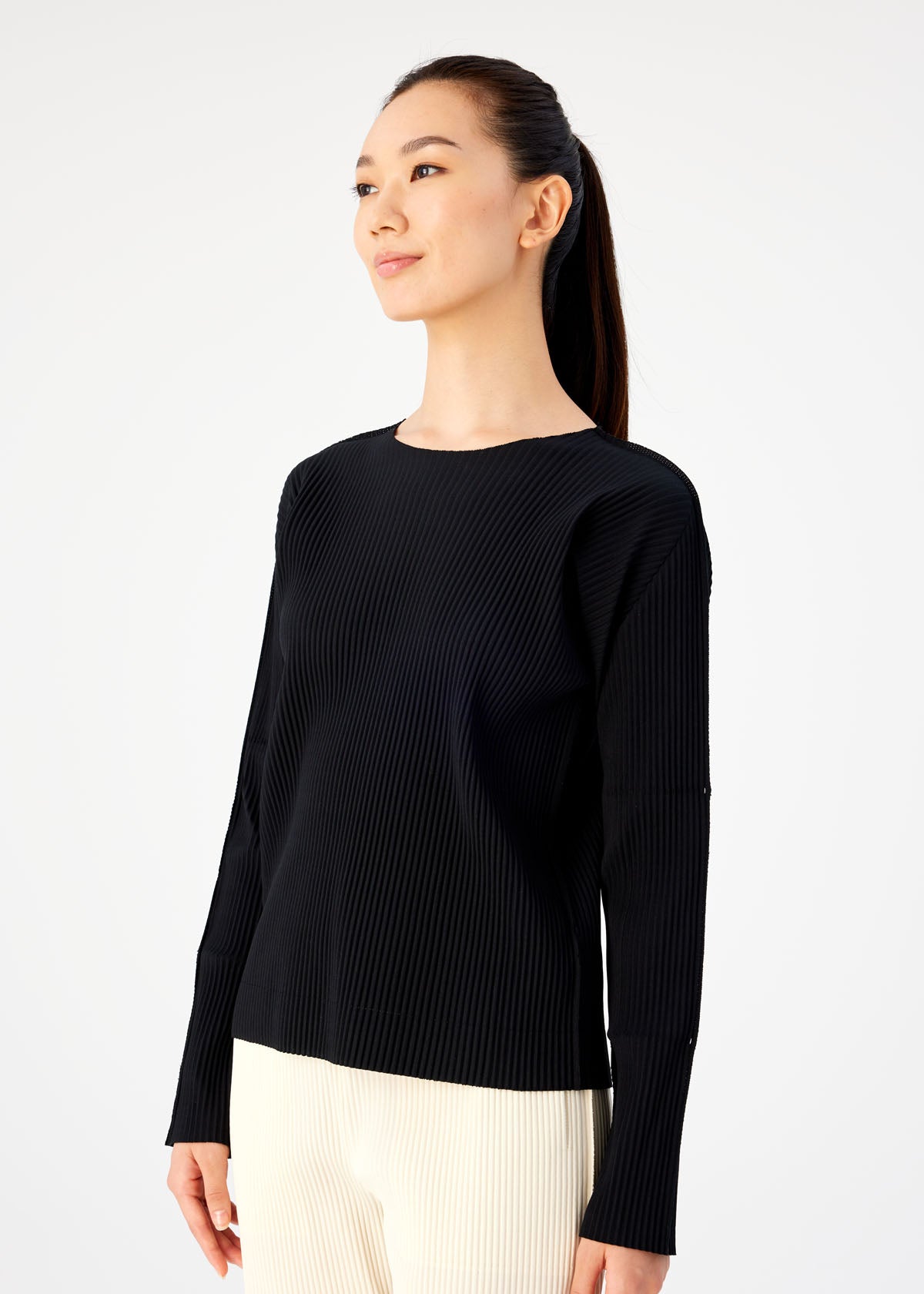 Zoomed view FINE KNIT PLEATS BLACK TOP