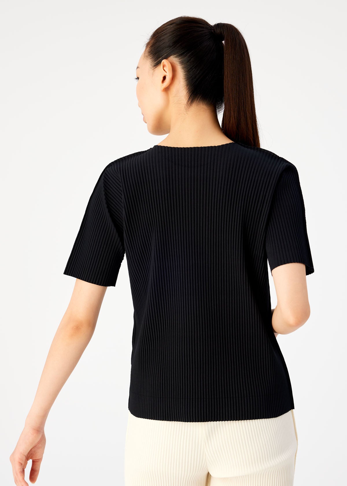 Zoomed view FINE KNIT PLEATS BLACK TOP