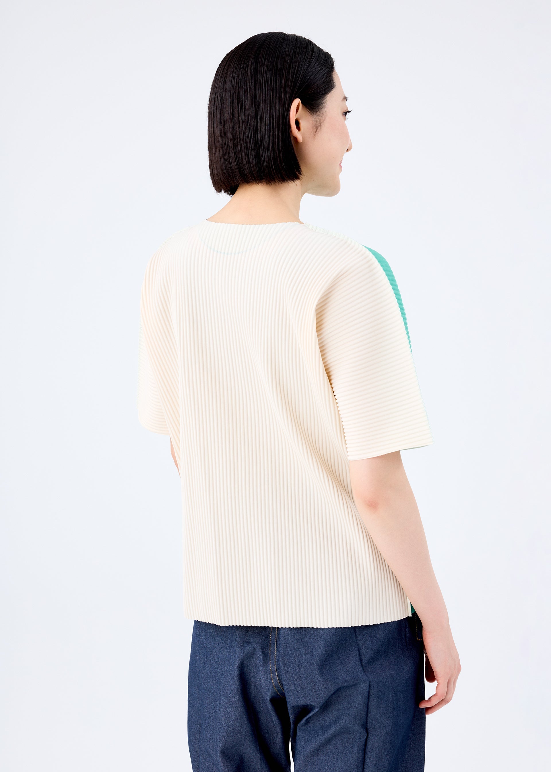 Zoomed view OHANA FINE KNIT PLEATS T