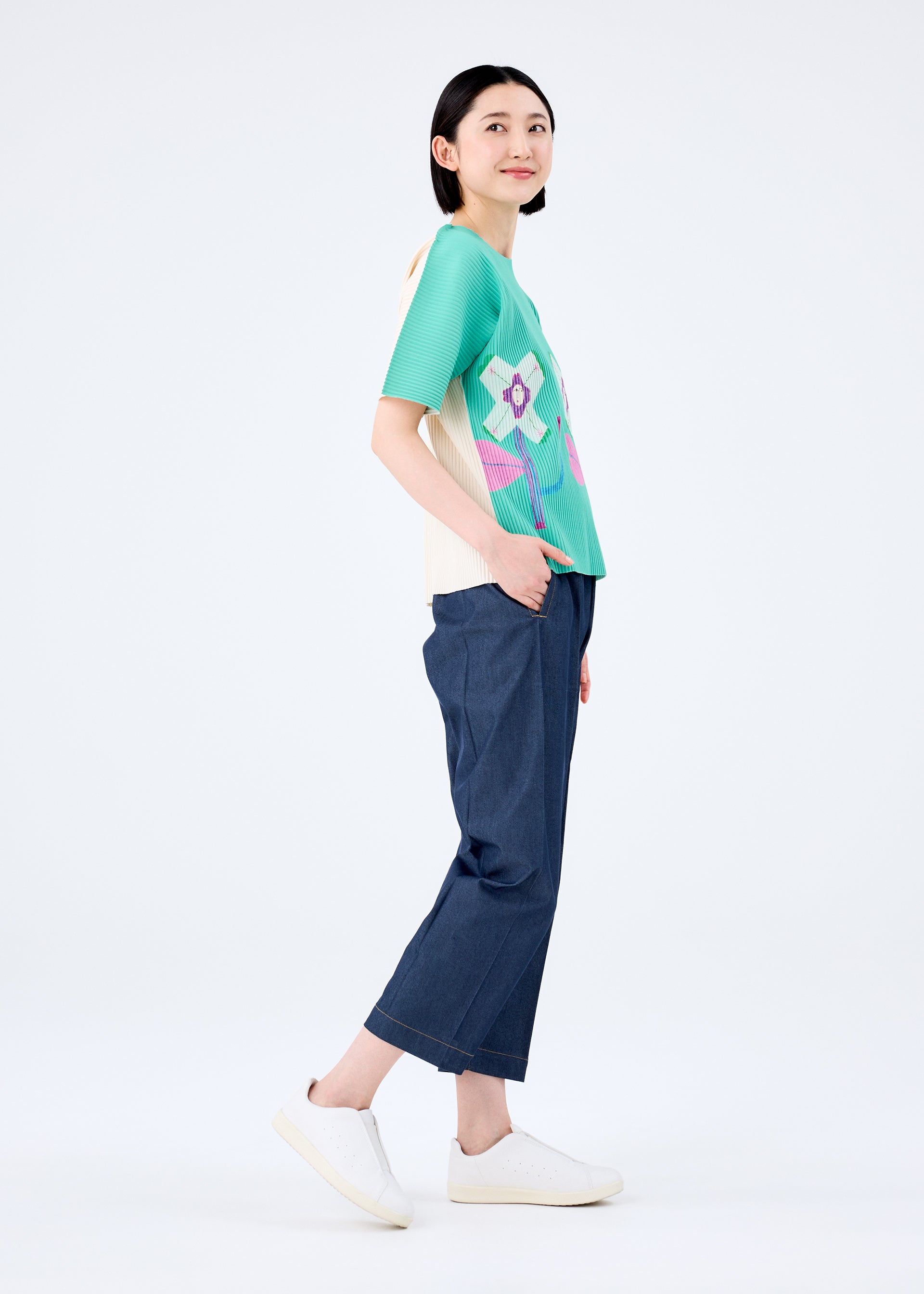 Zoomed view OHANA FINE KNIT PLEATS T