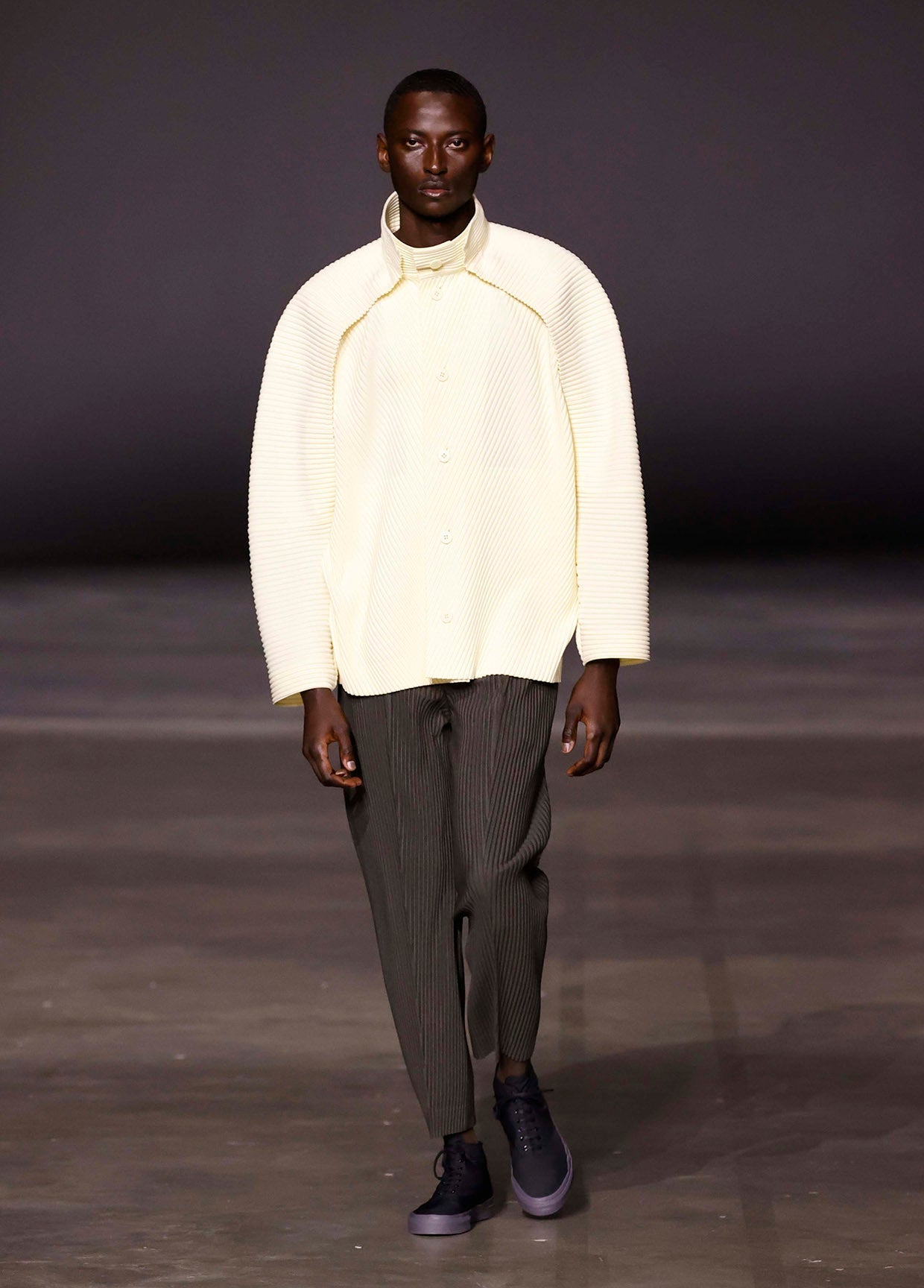 HOMME PLISSÉ ISSEY MIYAKE AUTUMN WINTER 2023/24 COLLECTIONS 01