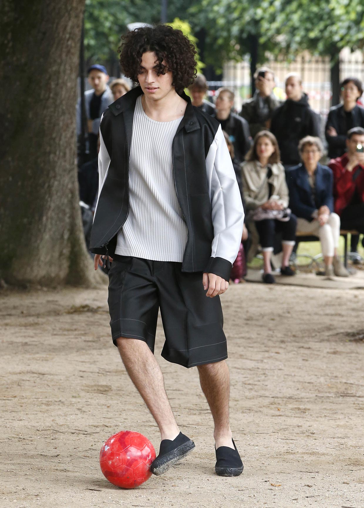 HOMME PLISSÉ ISSEY MIYAKE SPRING SUMMER 2020 COLLECTIONS 22