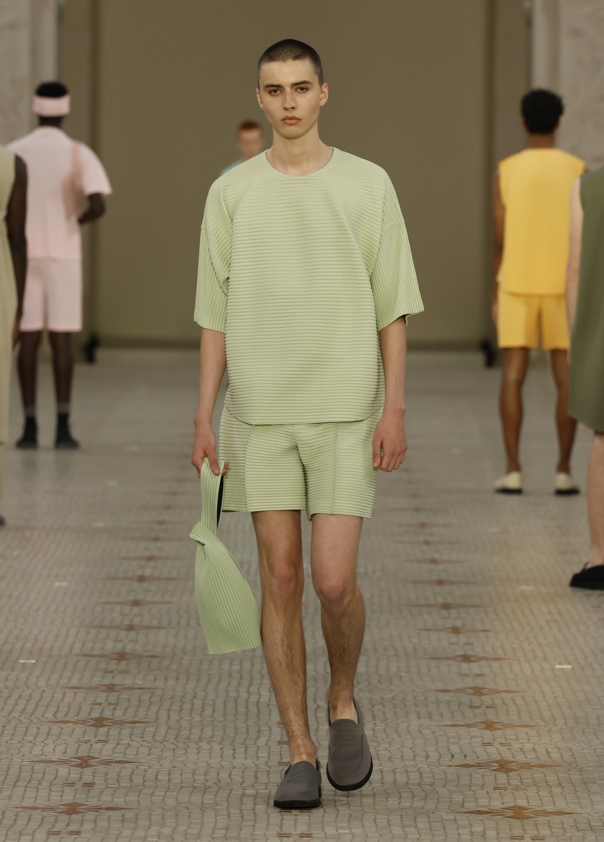 HOMME PLISSÉ ISSEY MIYAKE SPRING SUMMER 2024 COLLECTIONS 02