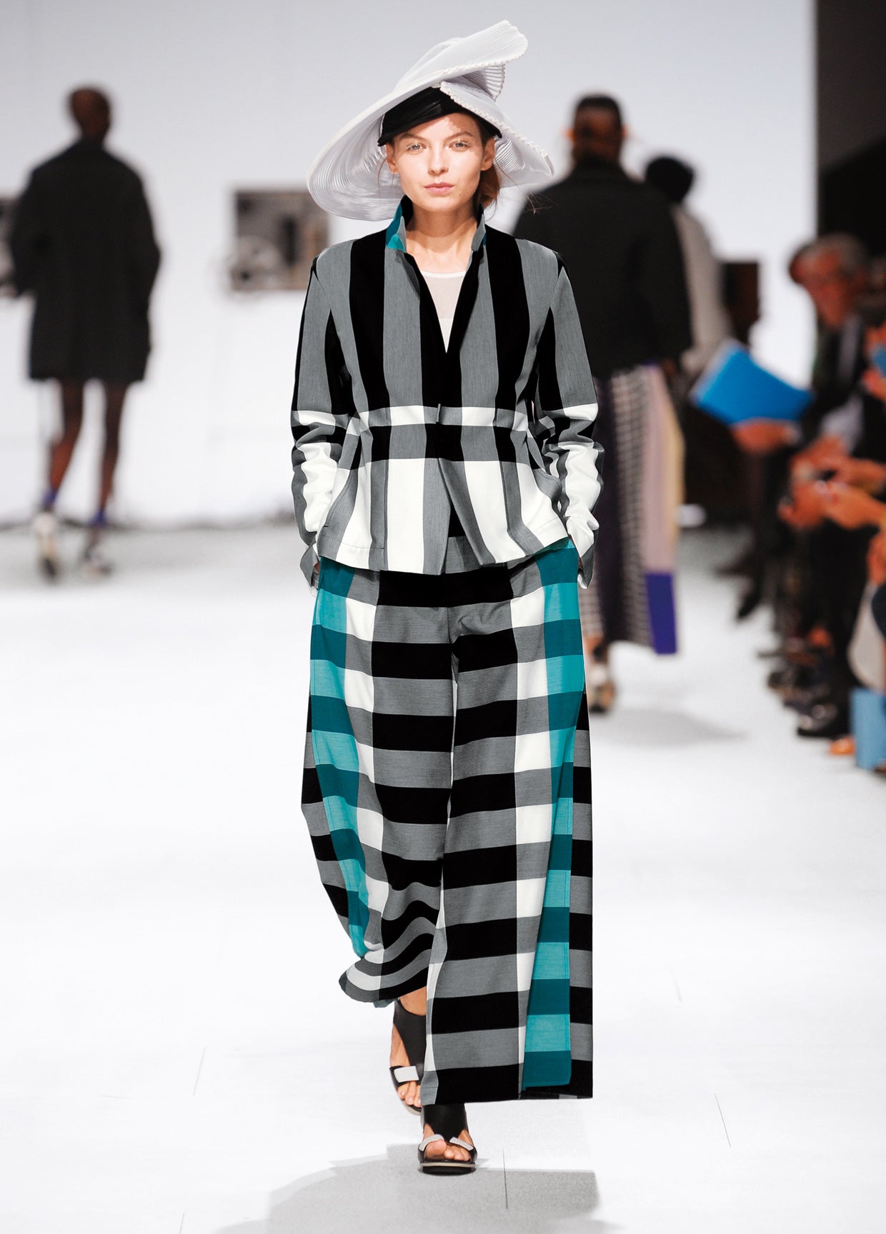 ISSEY MIYAKE SPRING SUMMER 2015 COLLECTIONS 35