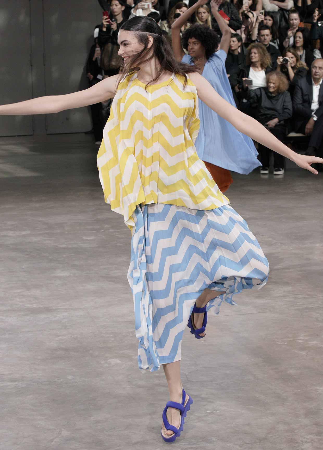 Ad24 ISSEY MIYAKE イッセイミヤケ A-POC INSIDE フレンチスリーブ メッシュカットソー ウエストリボン Vネック トップス 総柄 フリンジ サイズ2 マルチカラー ポリエステル100％ レディース 女性用o07t ISSEY MIYAKE - Ad24 ISSEY MIYAKE イッセイミヤケ A-POC INSIDE