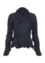 A-POC ABLE ISSEY MIYAKE’s TYPE-P 003-1 is a black, long-sleeved jacket crafted from pleated stretch material, featuring a distinctive pleating technique, an asymmetrical front closure, and sculptural wavy edges. - NAVY （no.75）