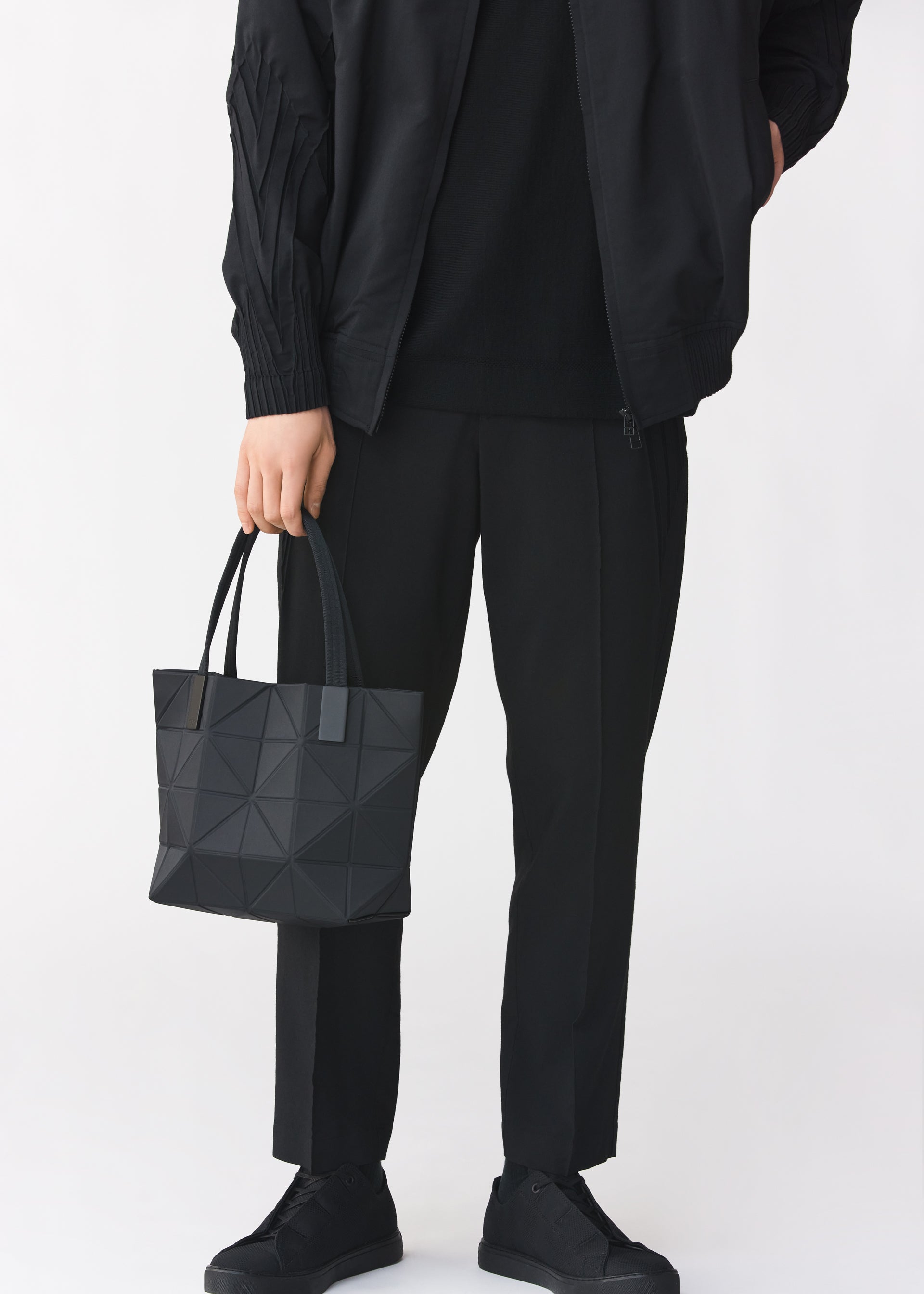 TRACK HANDBAG – ISSEY MIYAKE ONLINE STORE