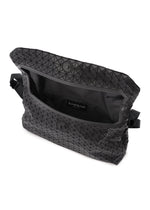 Black geometric crossbody bag “FROGGY” from BAO BAO ISSEY MIYAKE features a matte triangular-patterned exterior and a magnetic snap closure. The flap opens to reveal a spacious interior with ample storage, including a zipper pocket, making it the perfect combination of style and functionality for use as a shoulder bag.