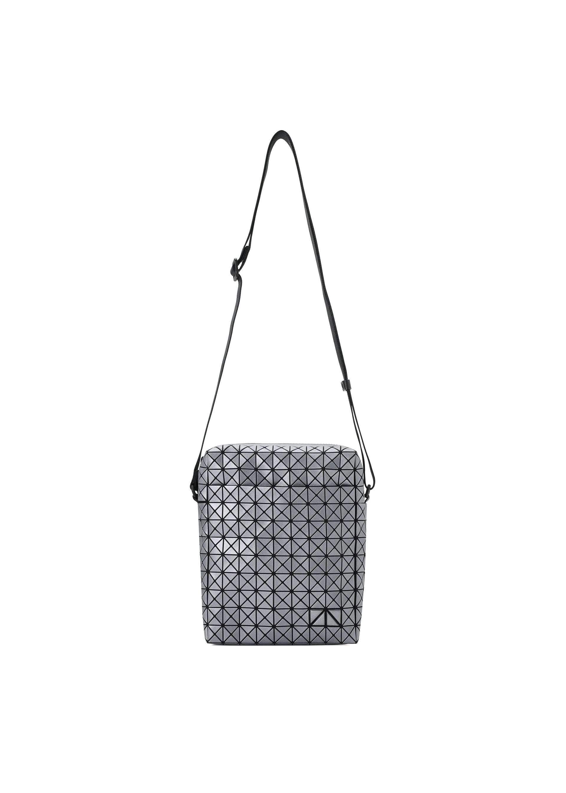 Zoomed view The BAO BAO ISSEY MIYAKE VOYAGER REFLECTOR is a silver reflective tote bag with a geometric pattern and adjustable black strap, shown against a plain white background. - GUNMETAL （no.94）