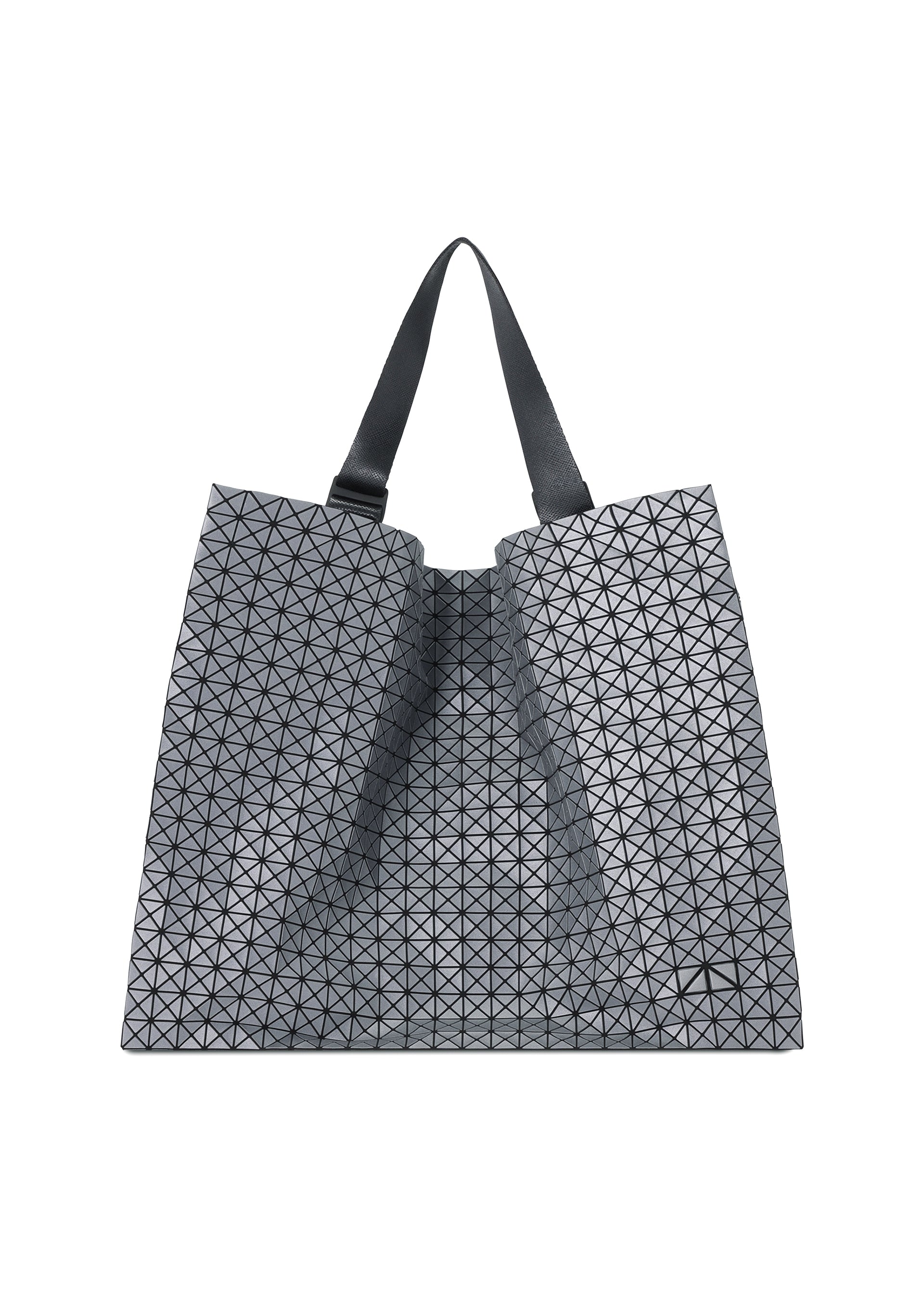 Zoomed view The CART REFLECTOR by BAO BAO ISSEY MIYAKE is a metallic tote bag featuring a geometric grid of black triangles on a silver background with two black shoulder straps. - GUNMETAL （no.94）