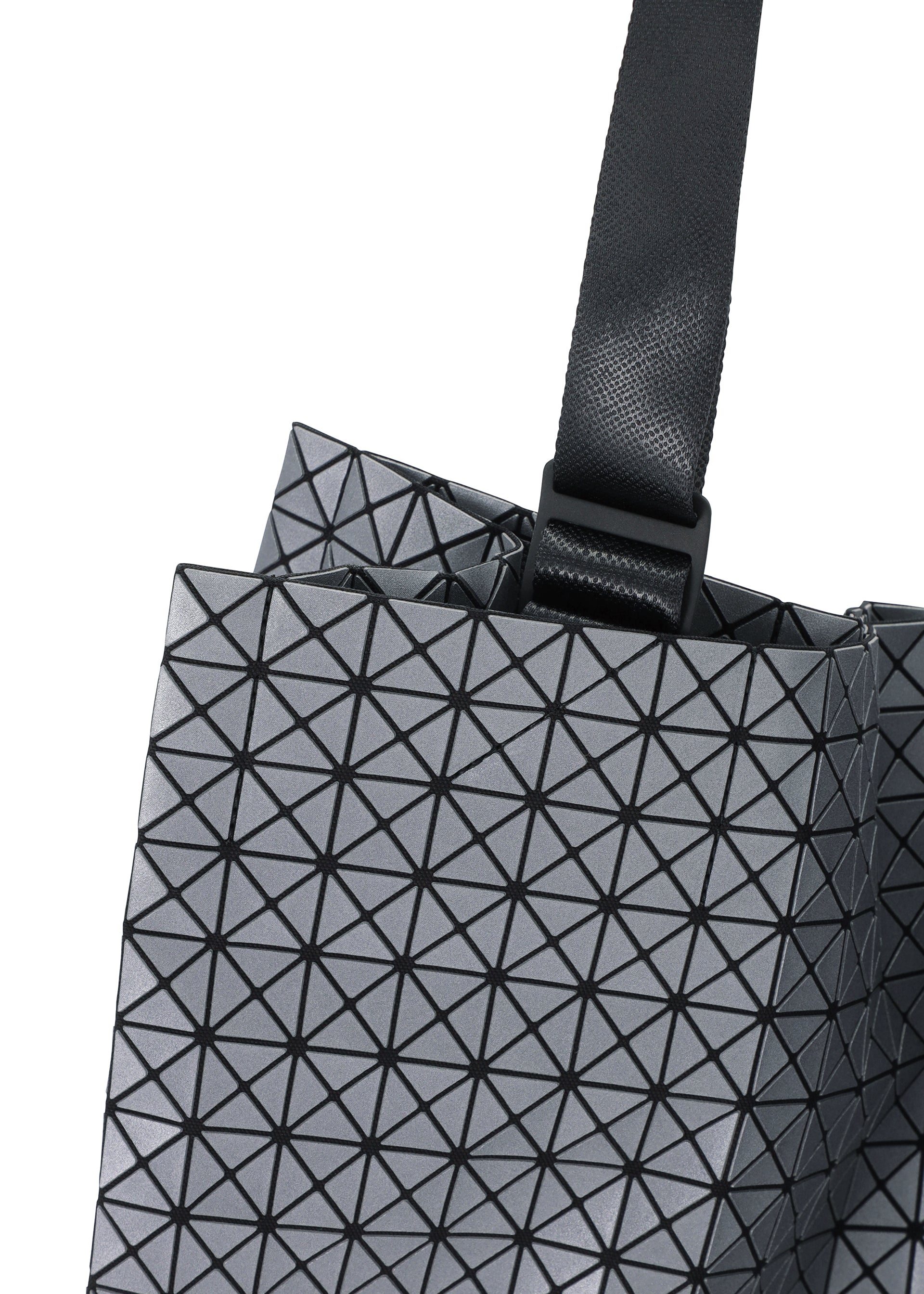 Zoomed view Close-up of the CART REFLECTOR tote by BAO BAO ISSEY MIYAKE, featuring metallic gray triangular patterns and adjustable black handles for versatile carrying.