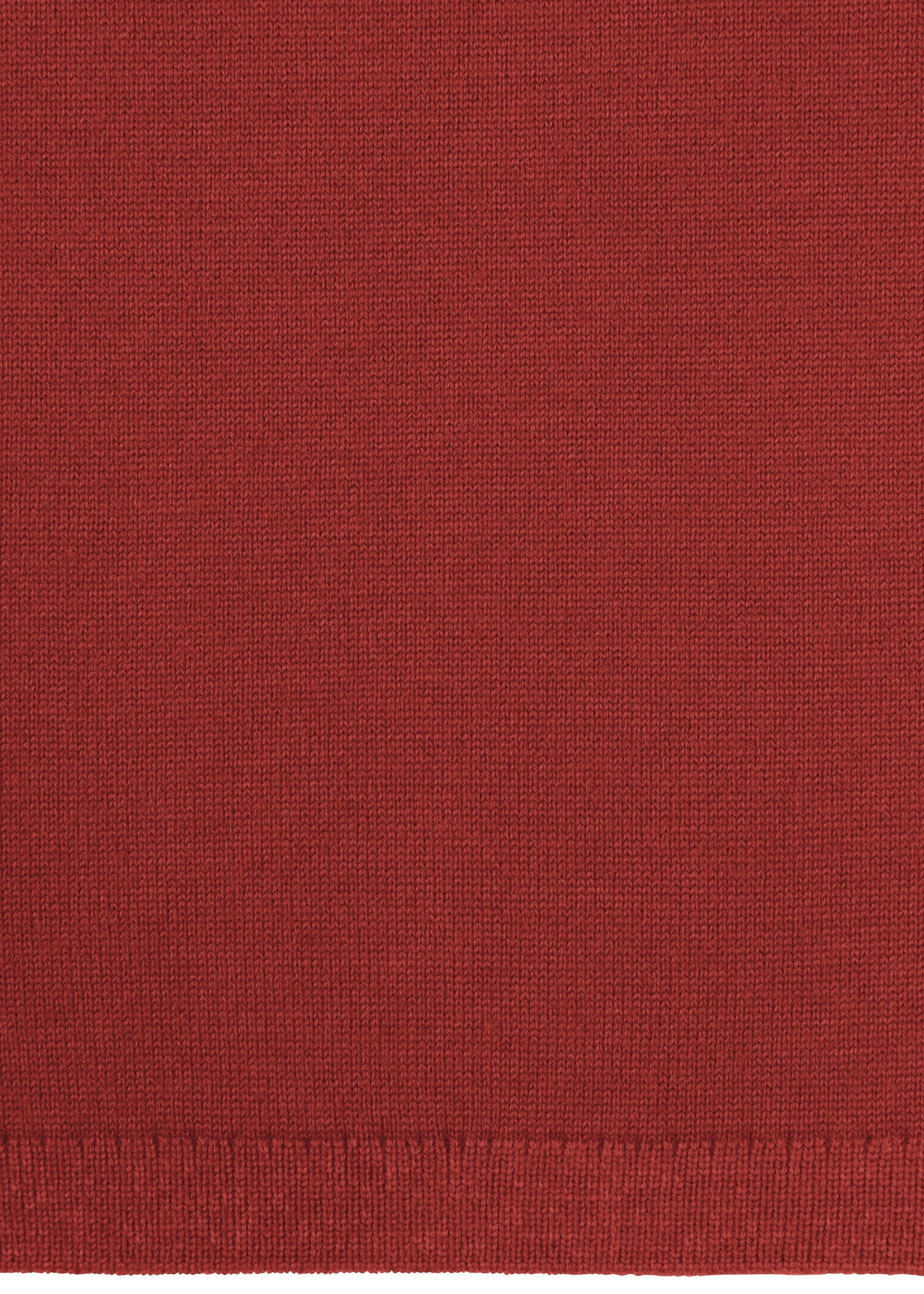 Zoomed view A close-up of HaaT's 3D△ KNIT in red, crafted from a wool blend. The knit texture and the straight, neatly finished hem are clearly visible at the bottom edge.