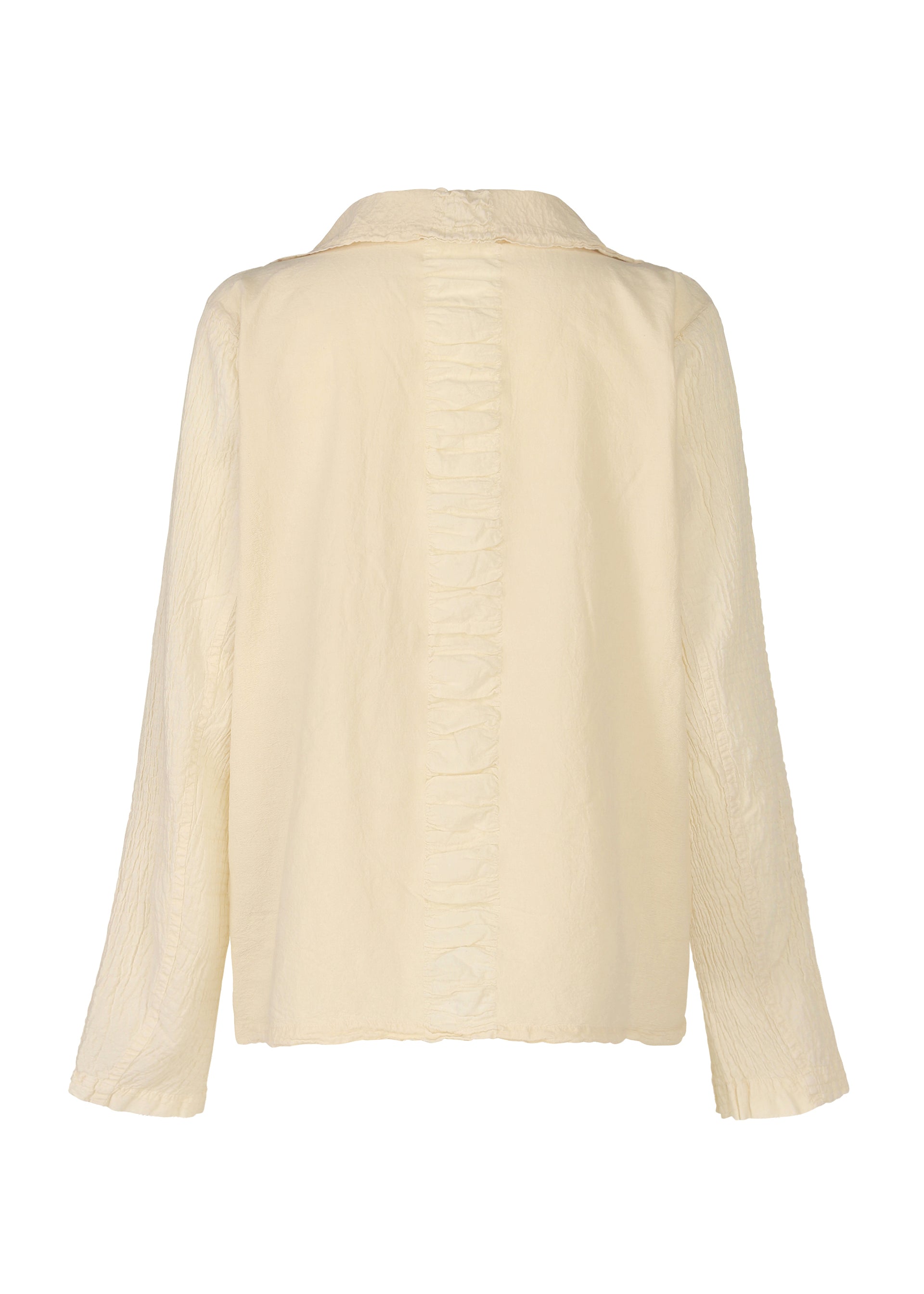 Zoomed view Back view of the HaaT TENMOKU COTTON blouse in light cream, featuring long sleeves, a collar, subtle vertical center seams, and textured garment-dyed fabric for added depth.
