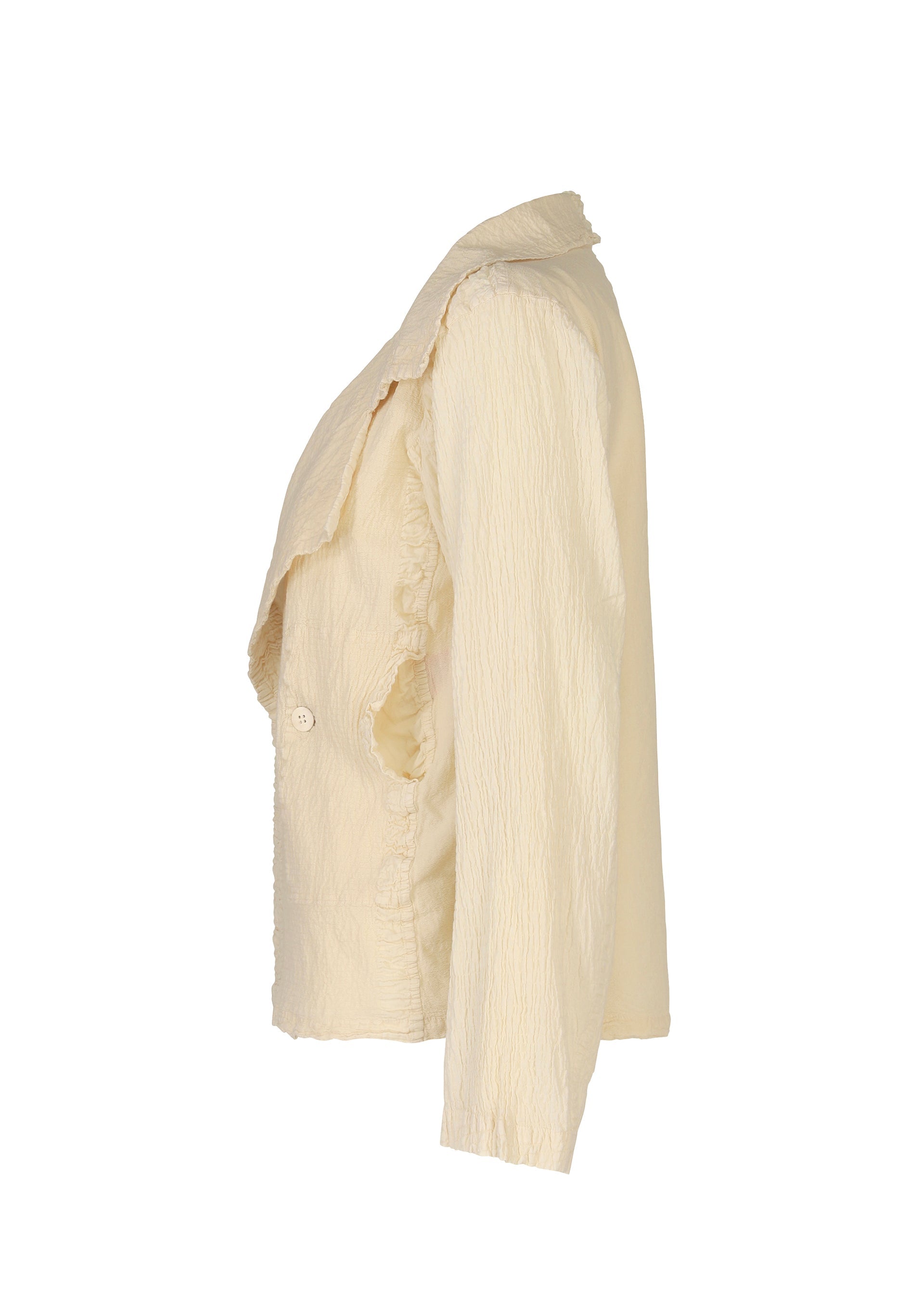 Zoomed view Side view of the HaaT TENMOKU COTTON jacket in cream, featuring long sleeves, ruffled trim at the collar and front opening, garment-dyed cotton with a crinkled texture, three-dimensional shading, and side button detail.