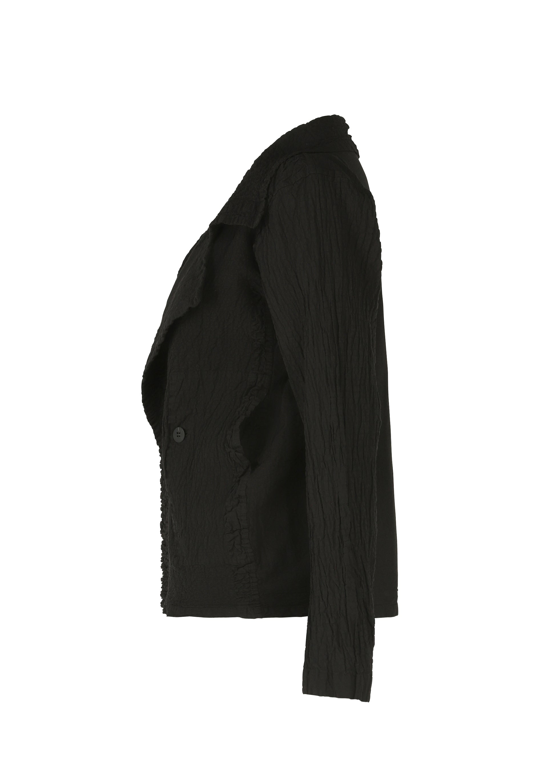 Zoomed view Side view of HaaT's TENMOKU COTTON black blazer in crinkled textured fabric with single button closure, garment-dyed for an artisanal touch inspired by Tenmoku ceramics, shown against a white background.