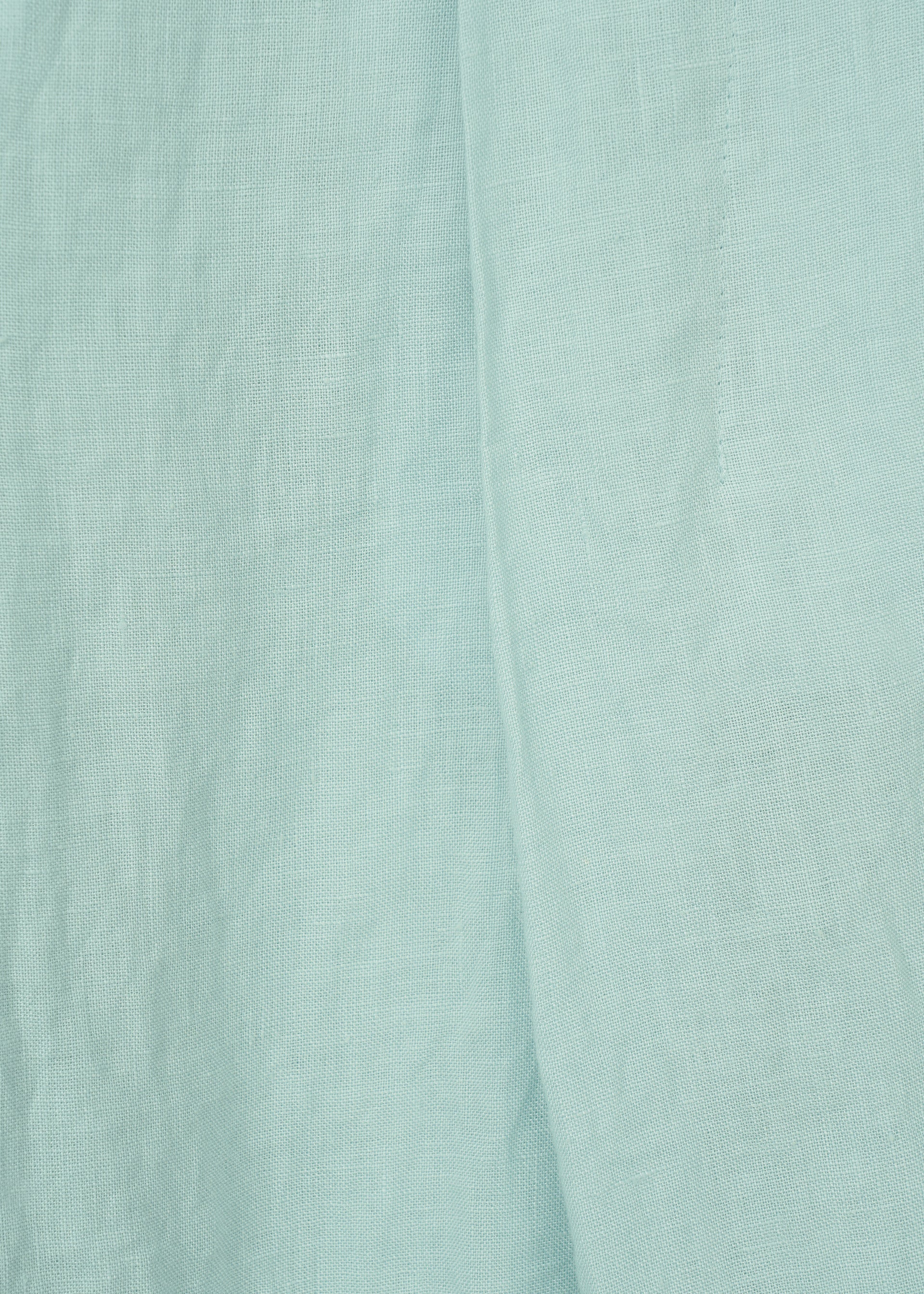 Zoomed view Close-up of JIKI by HaaT: light blue French linen fabric with visible weave texture and soft folds, ideal for making breathable pants.