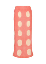 The HaaT KYO CHIJIMI ITAJIME skirt is a pink midi with a straight silhouette and large, evenly spaced cream oval polka dots. - PINK （no.22）
