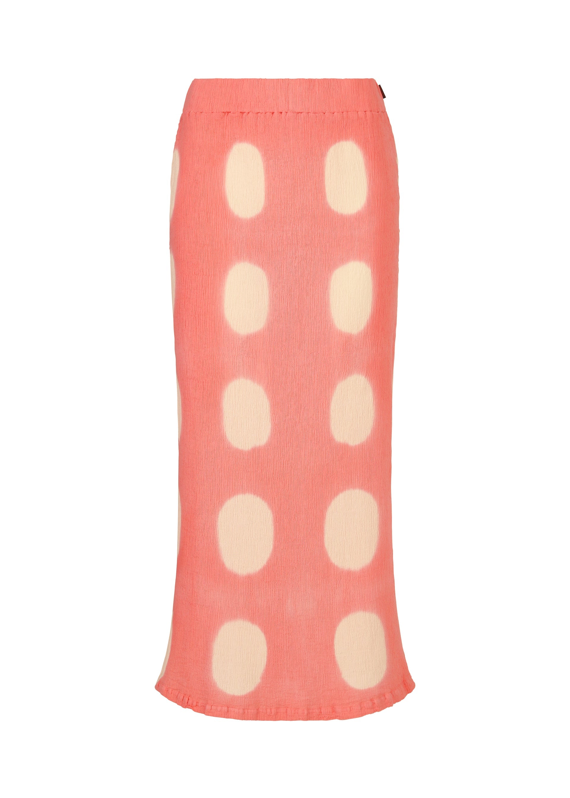 Zoomed view The HaaT KYO CHIJIMI ITAJIME skirt is a pink midi with a straight silhouette and large, evenly spaced cream oval polka dots. - PINK （no.22）