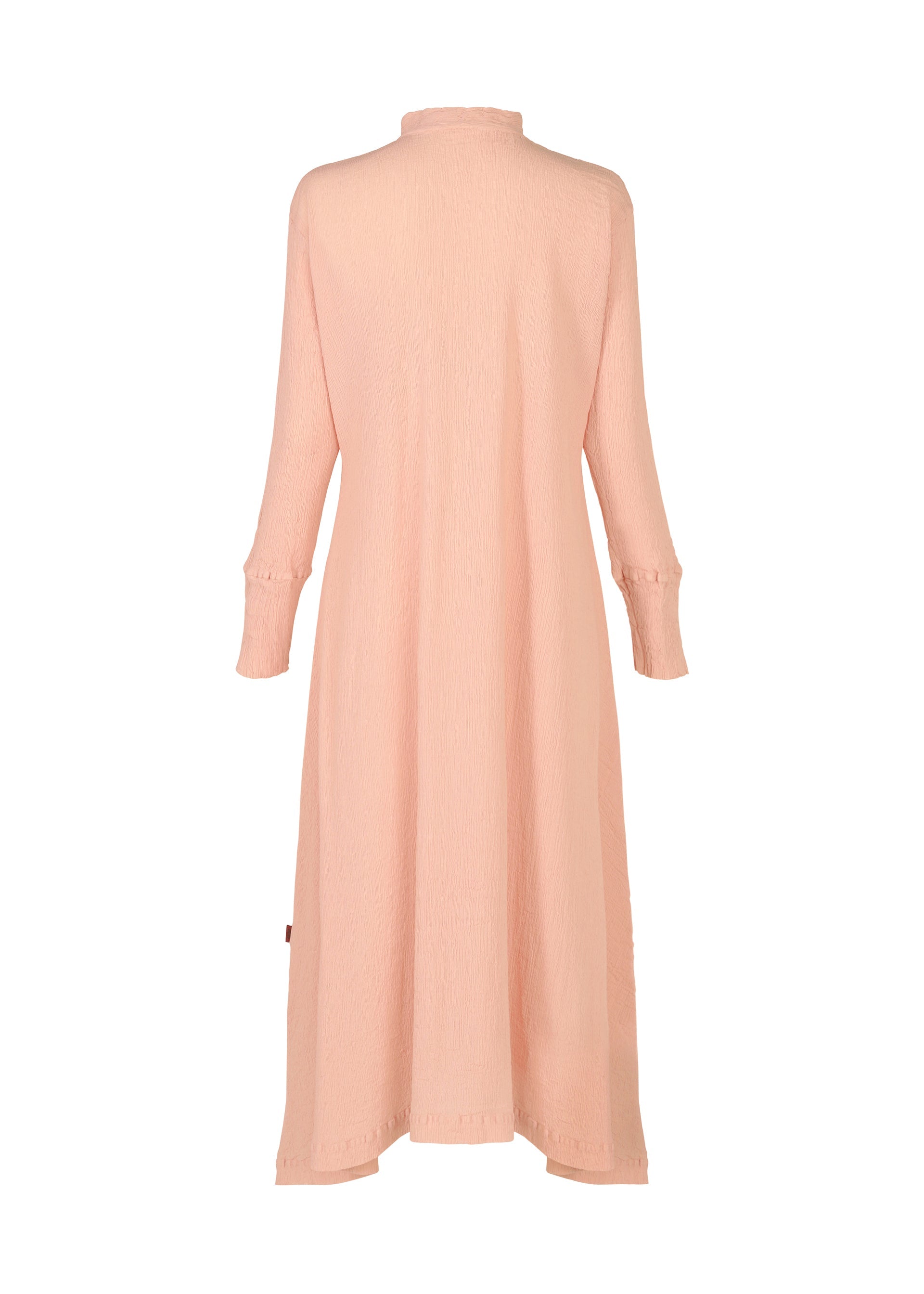Zoomed view The HaaT KYO CHIJIMI FEBRUARY dress in light pink features long sleeves, a high neckline, and a loose fit. Made from ultra-fine cotton yarn with subtle texture, it's shown from the back against a white background.