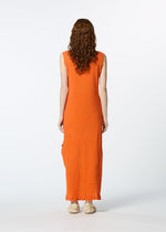 A person with long curly hair wears HaaT's KYO CHIJIMI MAY sleeveless dress, made from ultra-fine cotton yarn for a light and supple feel, and cream shoes, standing back to the camera against a plain white background.