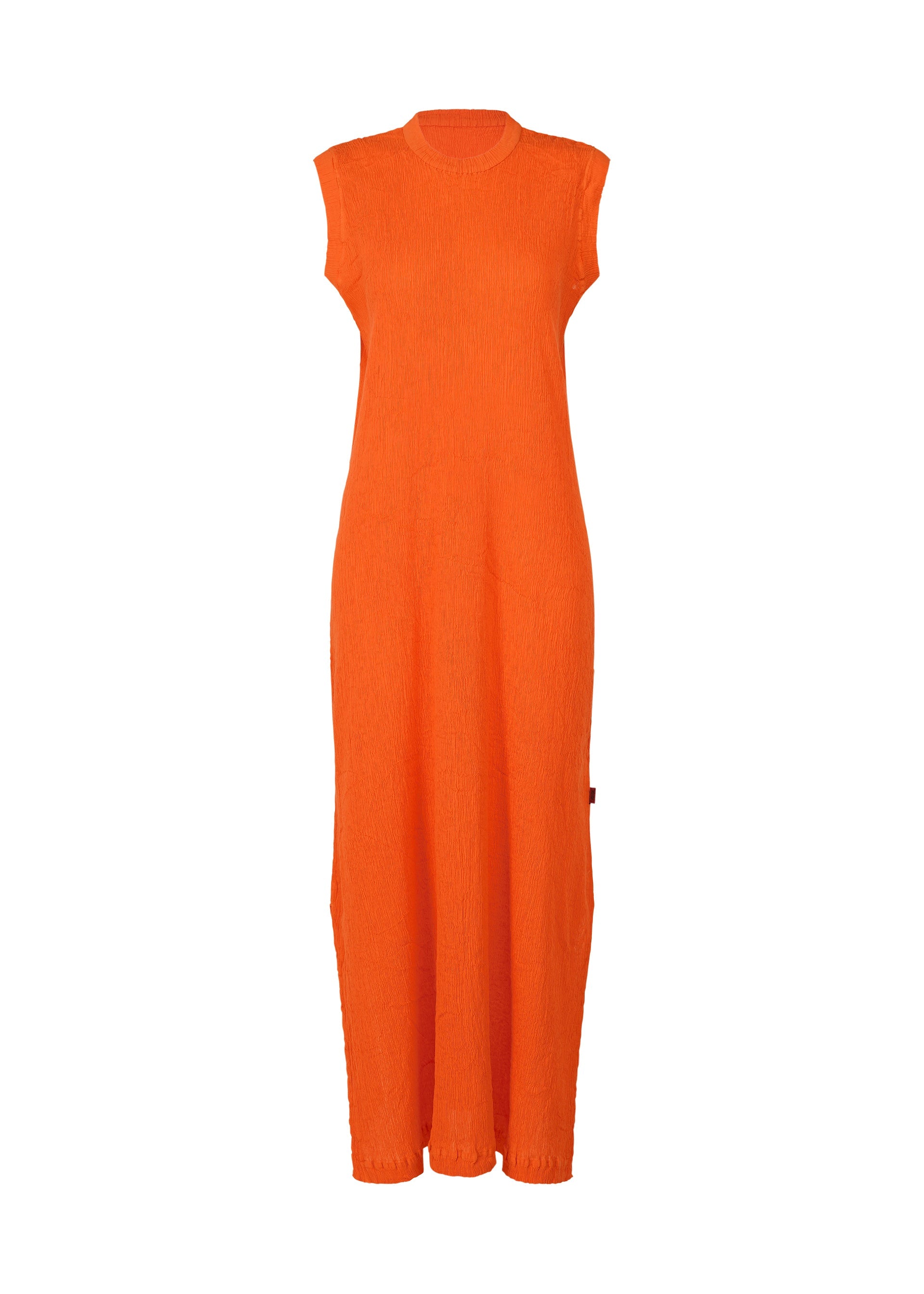 Zoomed view The HaaT KYO CHIJIMI MAY dress is sleeveless, bright orange, made from ultra-fine cotton yarn with a round neckline and relaxed straight silhouette. Its light, supple texture is shown against a white background. - ORANGE （no.32）