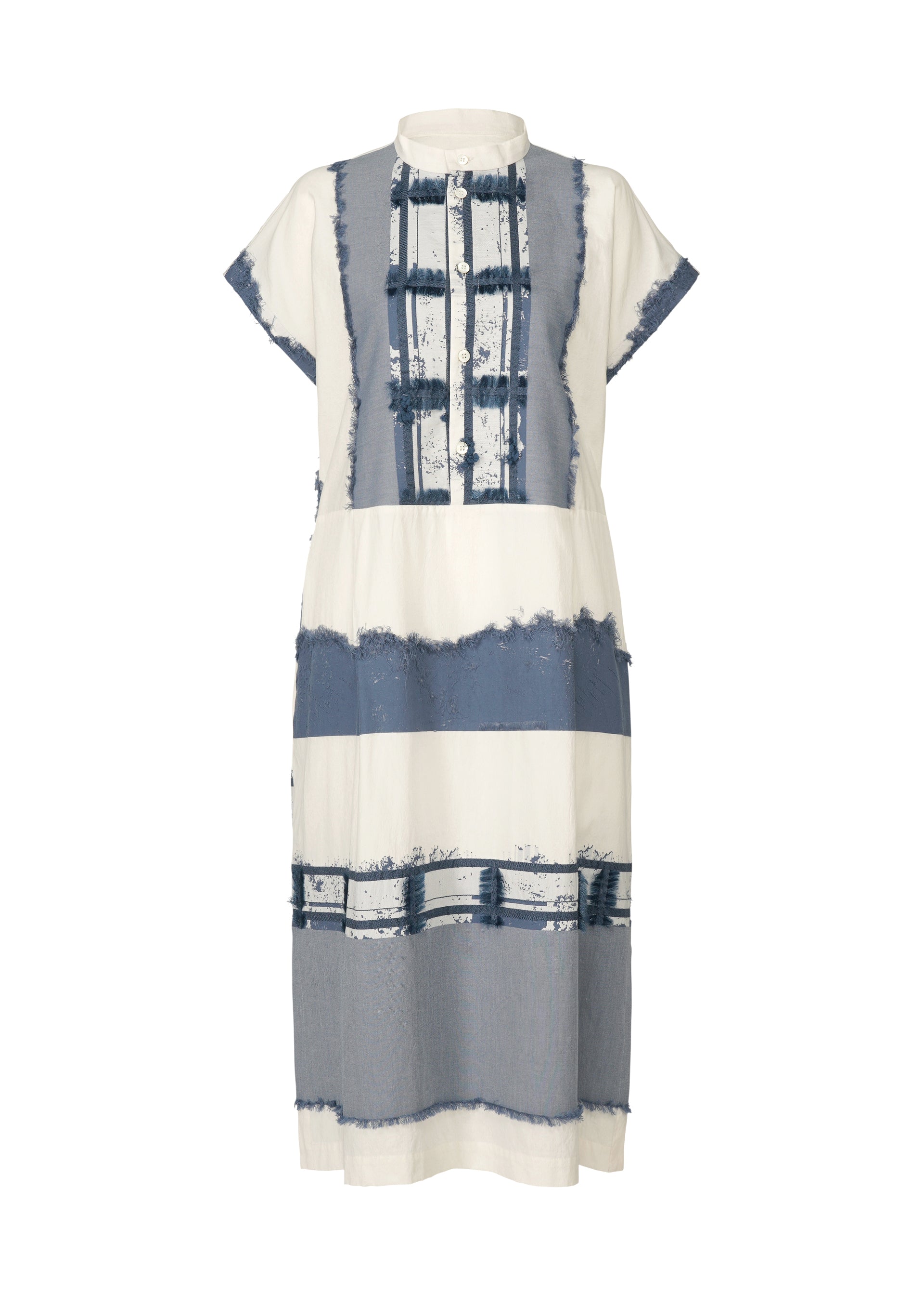 Zoomed view The HaaT KASANEGAKE dress is a short-sleeved jacquard piece with a high neck, wide blue and white color blocks, raw-edged details, varied textures, and a loose, relaxed fit. - BLUE （no.72）