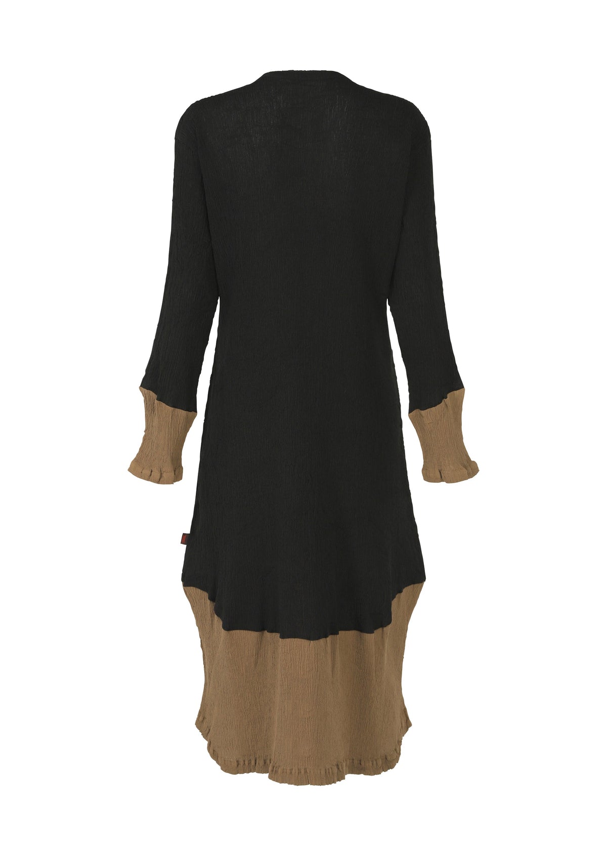 The HaaT KYO CHIJIMI STREAM is a black long-sleeved dress with brown cuffs and hem, seen from the back. Made from lightweight, textured KYO CHIJIMI fabric, it offers a loose fit and striking color contrast. view 2 of 6
