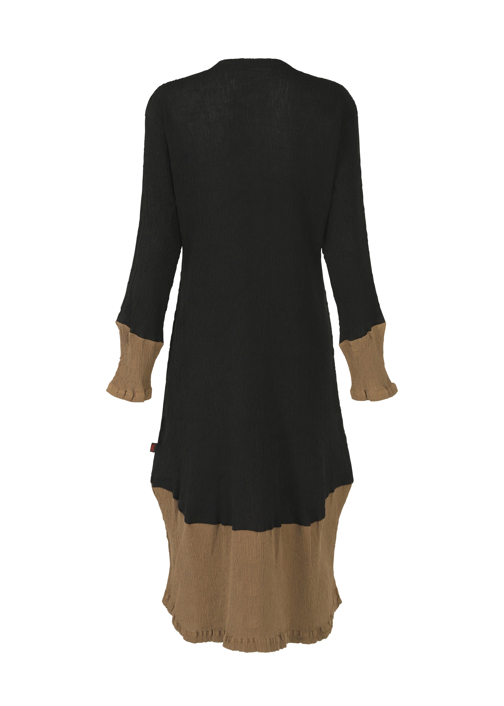 Zoomed view The HaaT KYO CHIJIMI STREAM is a black long-sleeved dress with brown cuffs and hem, seen from the back. Made from lightweight, textured KYO CHIJIMI fabric, it offers a loose fit and striking color contrast.