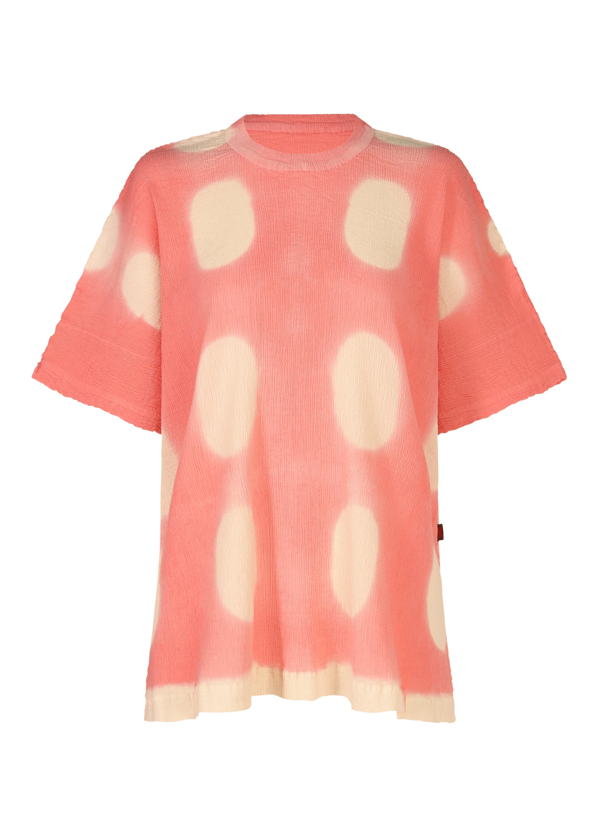 Zoomed view The HaaT KYO CHIJIMI ITAJIME is a loose-fitting, short-sleeve pink top with large white oval spots, handcrafted using the traditional Itajime dyeing technique. It features a round neckline and offers a relaxed, casual style. - PINK （no.22）