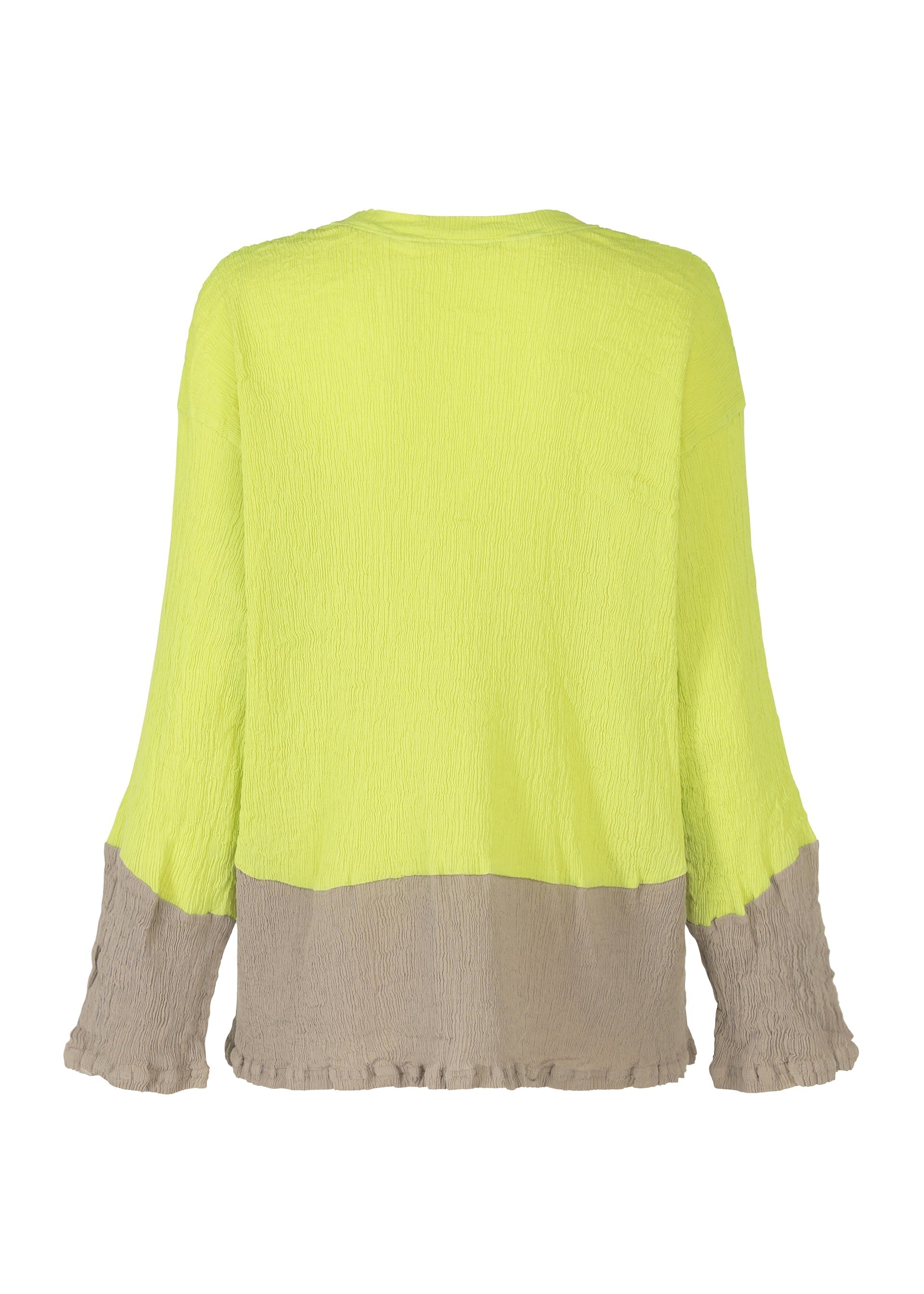 Zoomed view The HaaT KYO CHIJIMI STREAM is a long-sleeve, loose-fit top in crinkled fabric. Its upper part is bright yellow; the lower area and sleeve ends are light gray. The back view of the garment is shown.