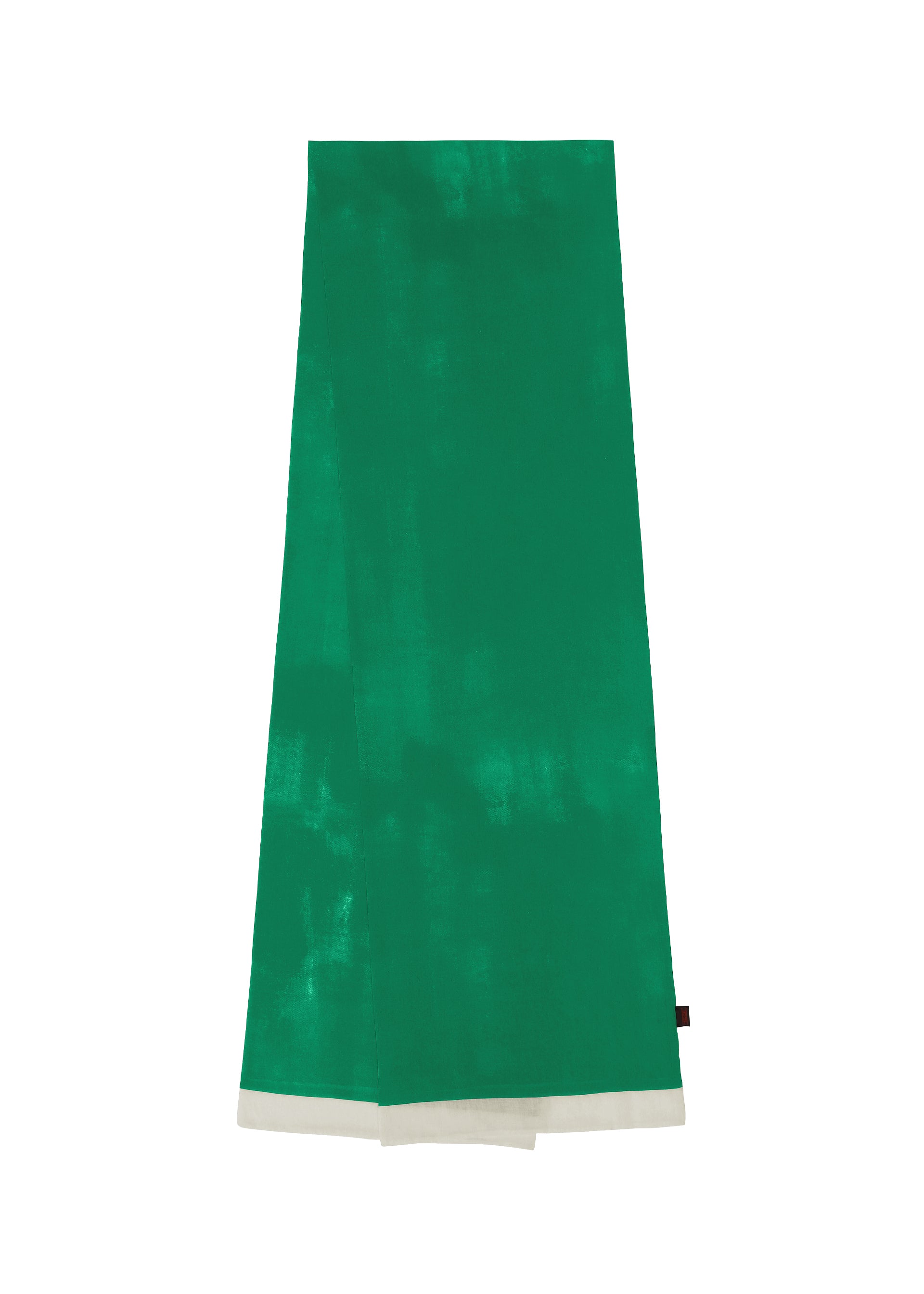 Zoomed view The HaaT WALL WHITE HEM is a folded green chiffon stole featuring a subtle gradient and white hem along the bottom edge, shown against a plain white background. - GREEN （no.62）