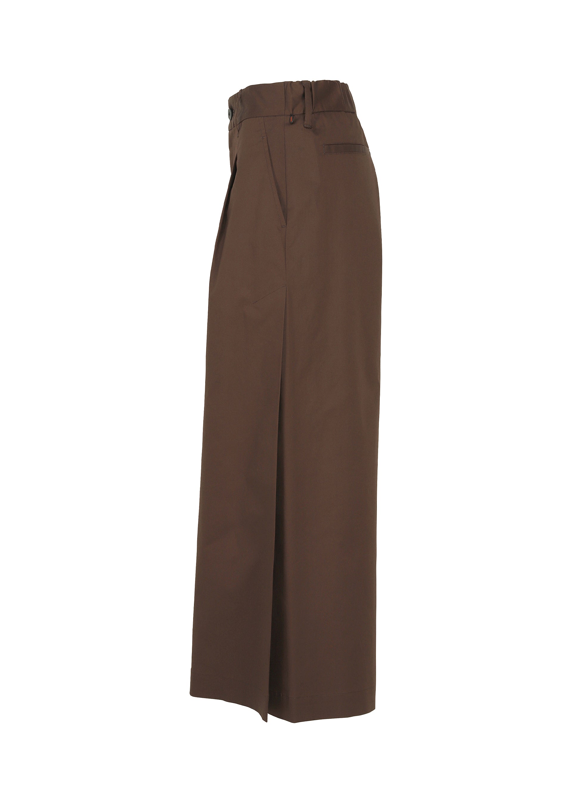 Zoomed view The COTTON STRETCH BOTTOM by HaaT showcases brown, high-waisted wide-leg trousers made from organic cotton, detailed with a belt and a pronounced front pleat, displayed in a side view against a white background.