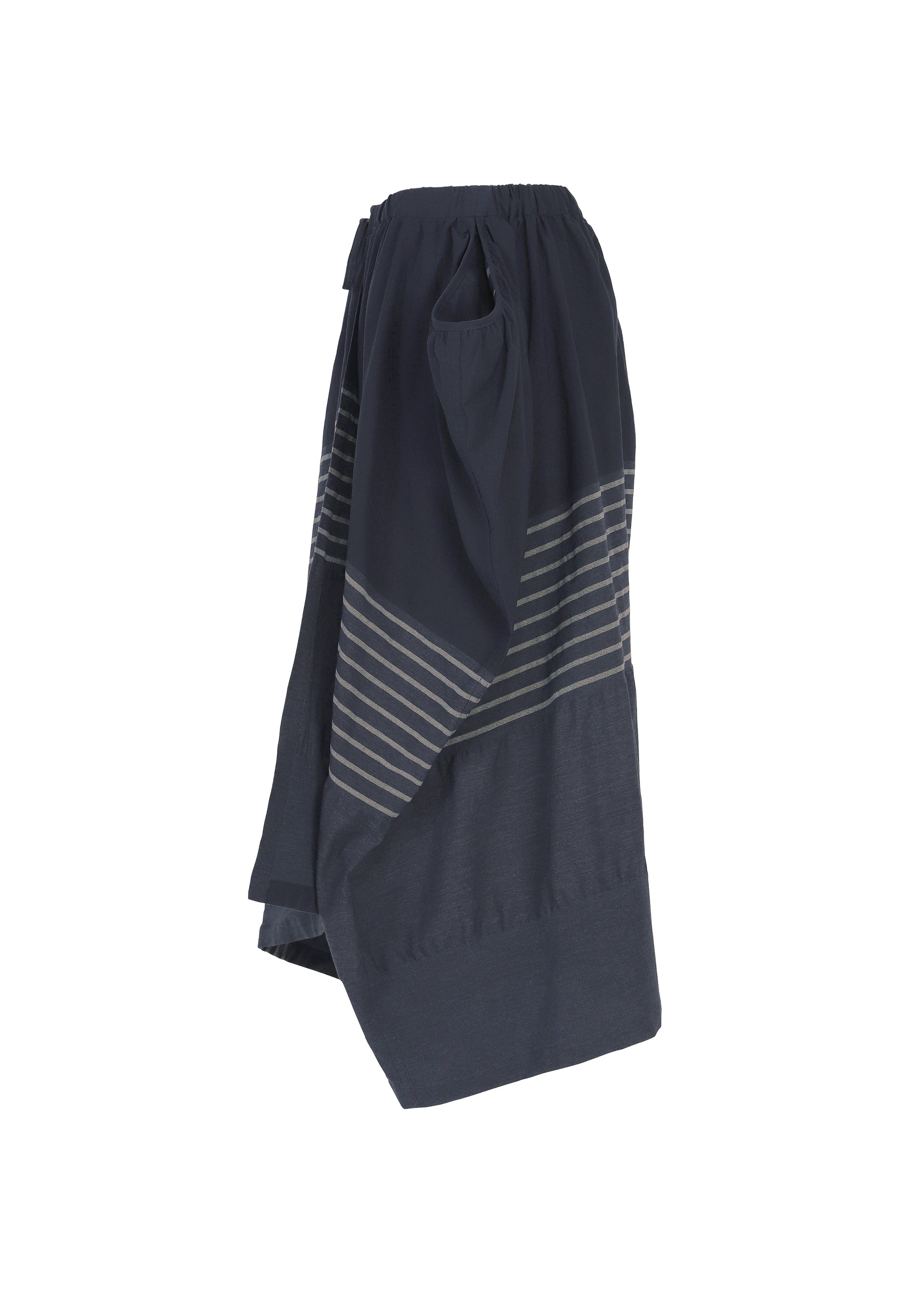 Zoomed view The HaaT COLLAGE STRETCH Ⅱ is a navy blue skirt with a voluminous silhouette, highlighted by an asymmetrical hem and gray horizontal stripes around the lower half, shown against a white background.