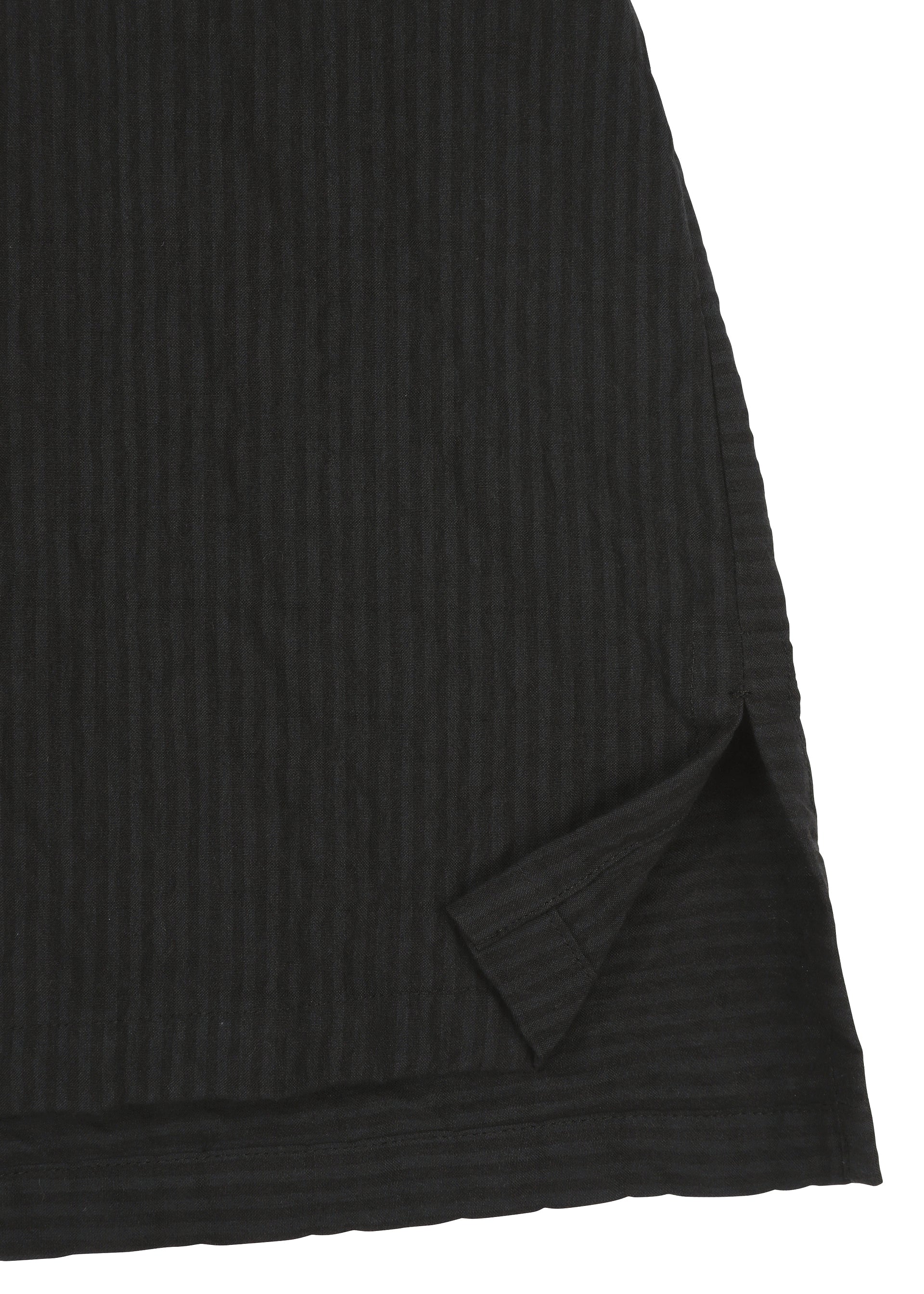 Zoomed view Close-up of the hem of HaaT’s RIPPLE STRIPE fabric in black, featuring a wave striped pattern and a small triangular slit at the edge that reveals an inner layer.