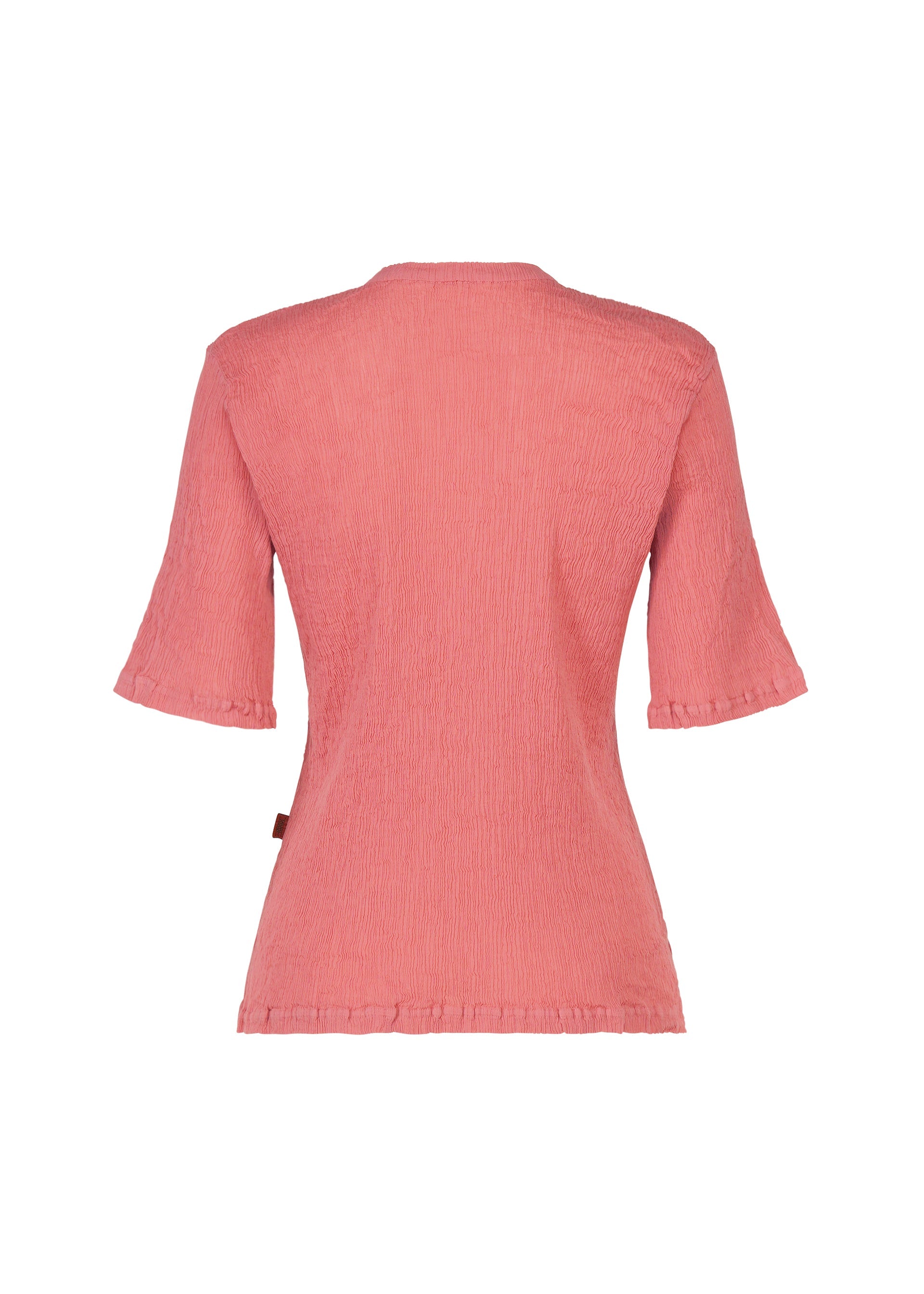 Zoomed view Back view of the HaaT KYO CHIJIMI AUGUST blouse in pink, made from ultra-fine cotton KYO CHIJIMI with a crinkled texture, featuring subtle ruffle details on the sleeves and hem, displayed against a white background.