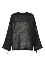 HaaT's ONE STROKE DRAW is a black jacquard top with fine white pinstripes and abstract light gray scratch-like patterns on the front and sleeves. This long-sleeved style features a loose fit for effortless elegance. - BLACK （no.15）